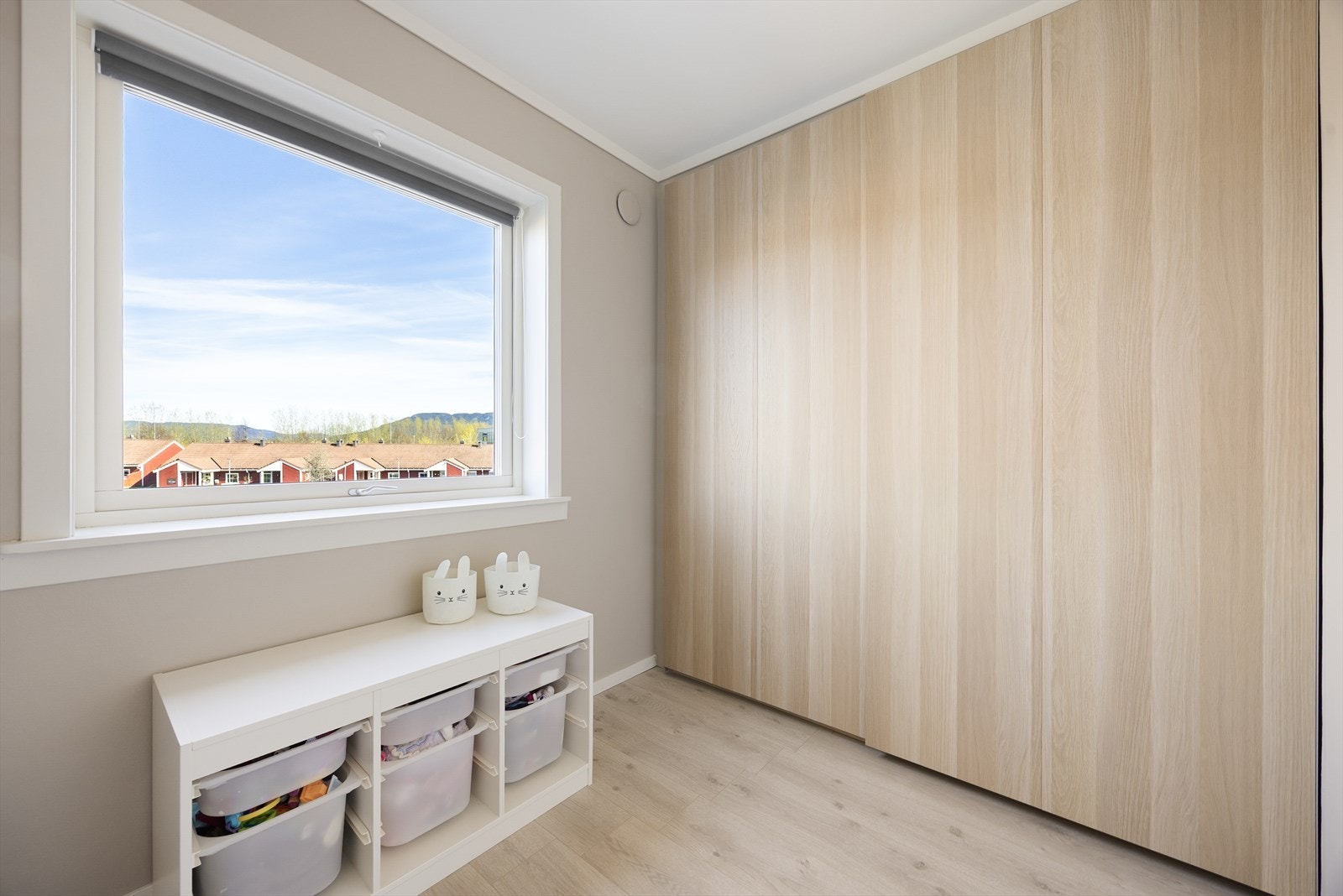 Rommet er utstyrt med en praktisk skyvedørsgarderobe for effektiv oppbevaring. Galleribilde