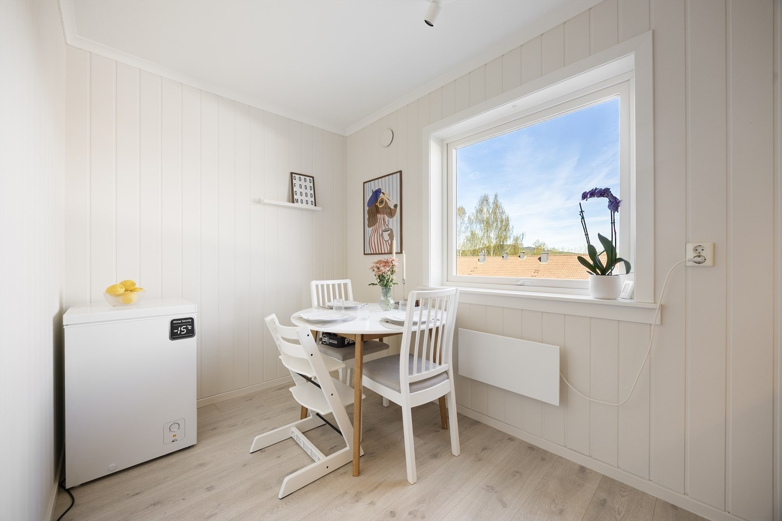 Kjøkkenet har en hyggelig spiseplass ved vinduet, perfekt for frokosten. Galleribilde