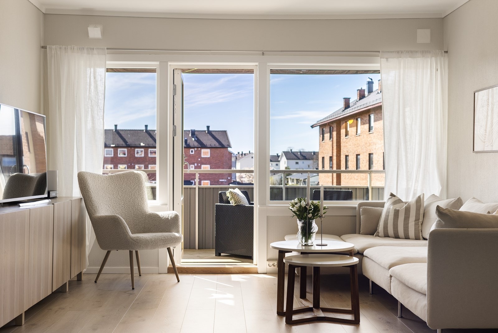 Stuen er lys og romslig, med god plass til både sofagruppe og mediamøbler. Balkongdør og vinduer er fra 2017. Galleribilde