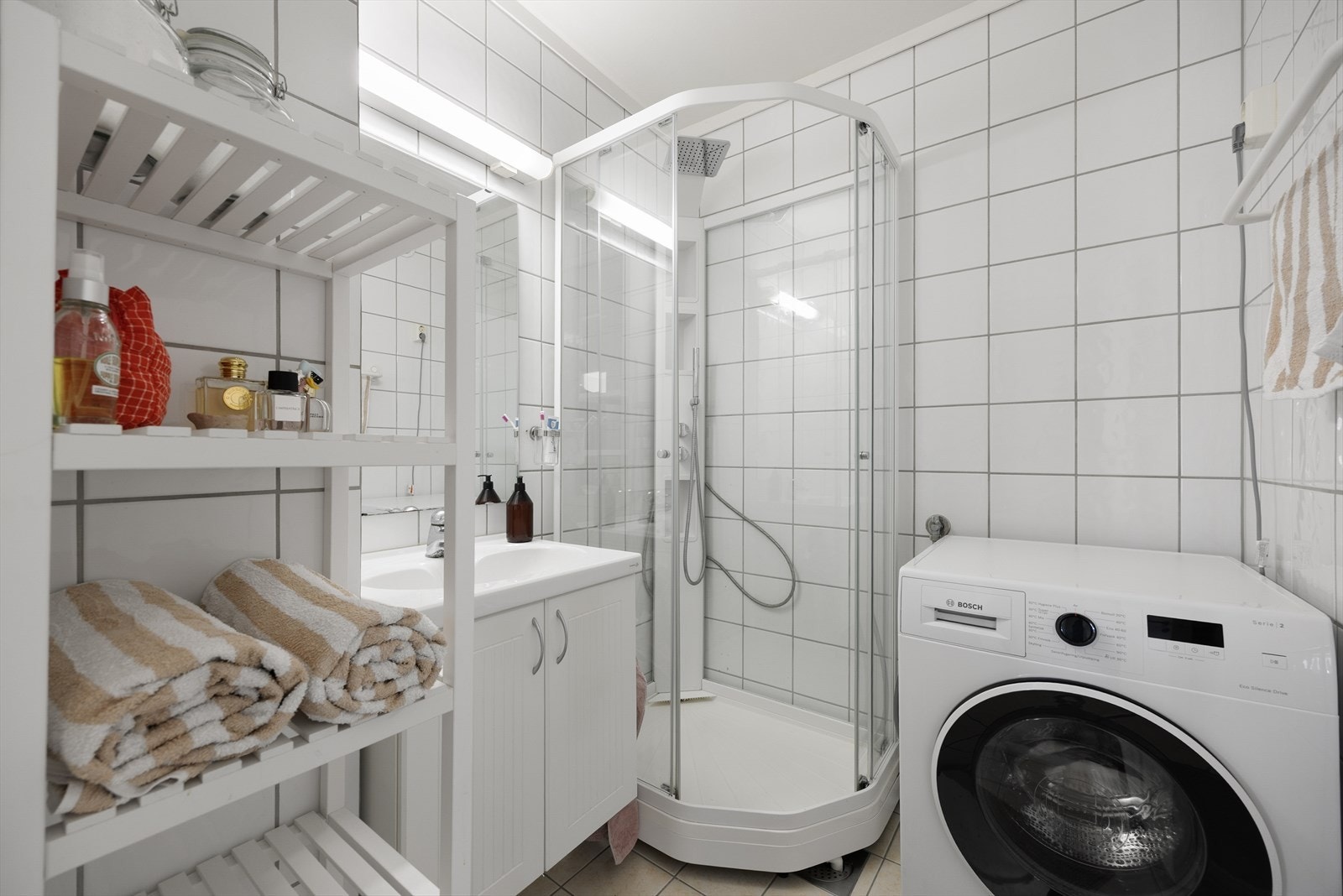 Badet har flislagte overflater med varmekabler i gulvet. Galleribilde
