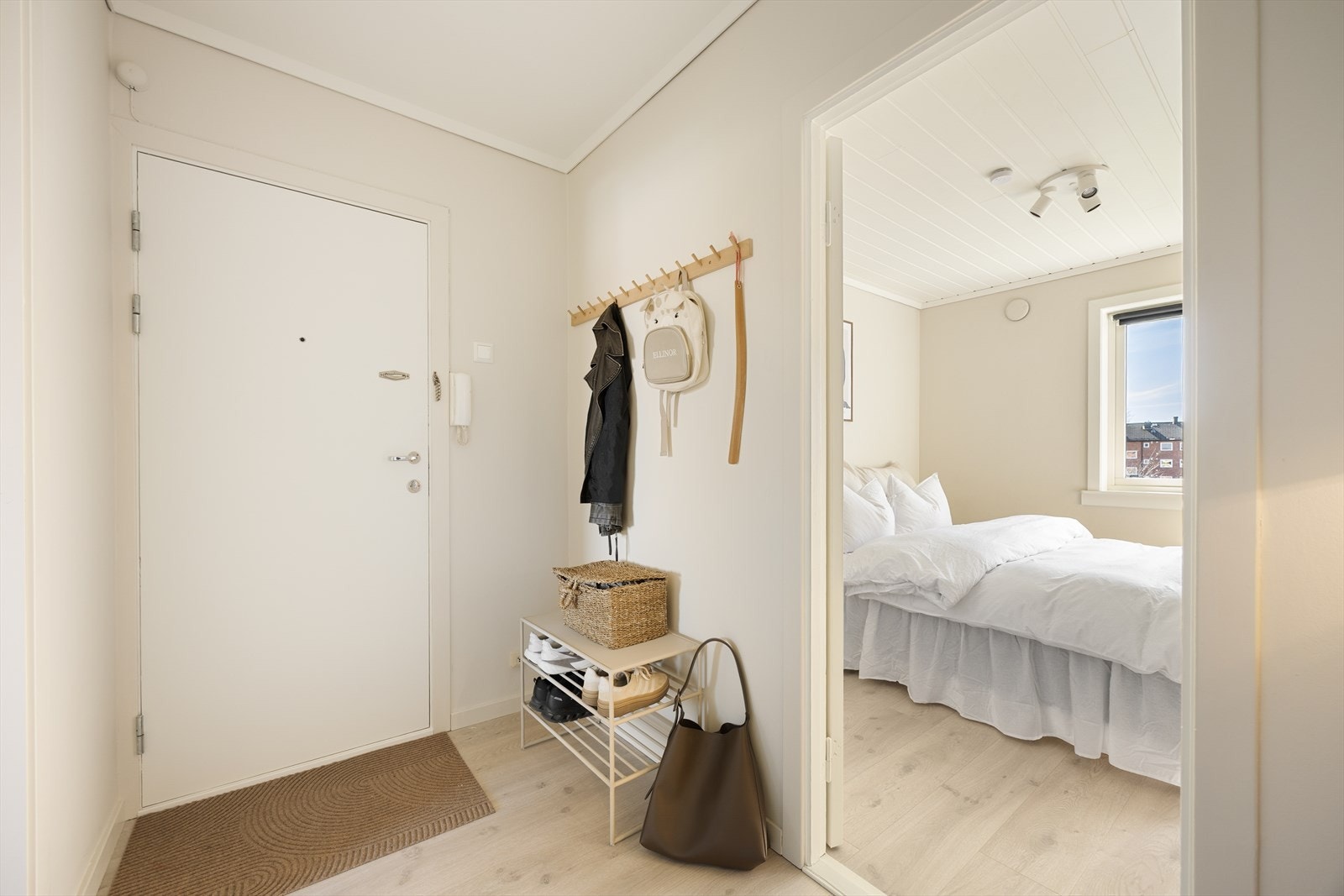 Entréen ønsker velkommen inn og gir et godt førsteinntrykk av leilighetens gjennomgående standard. Galleribilde
