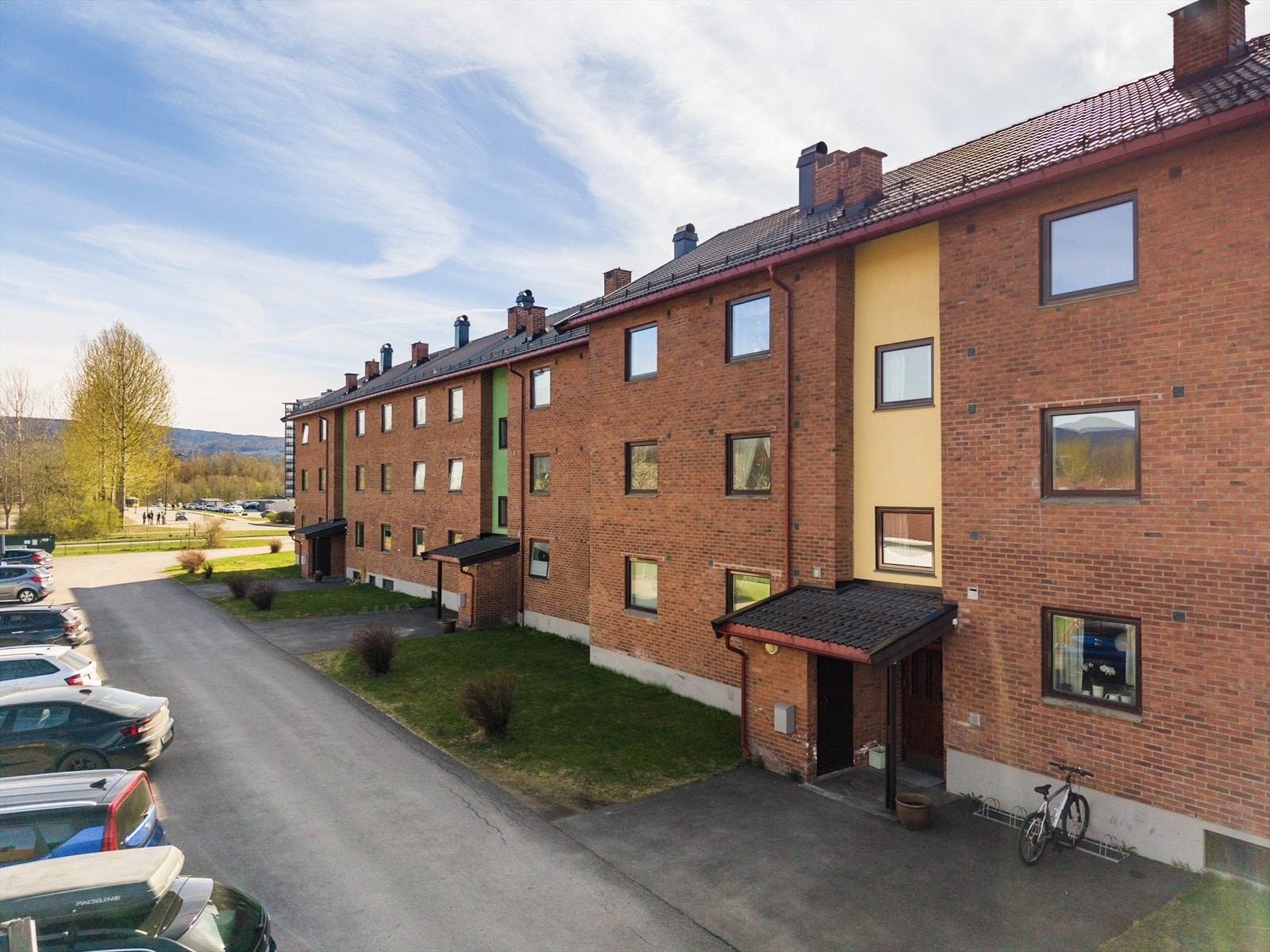 Bygget har en solid teglsteinsfasade og taket ble skiftet i 2014. Galleribilde