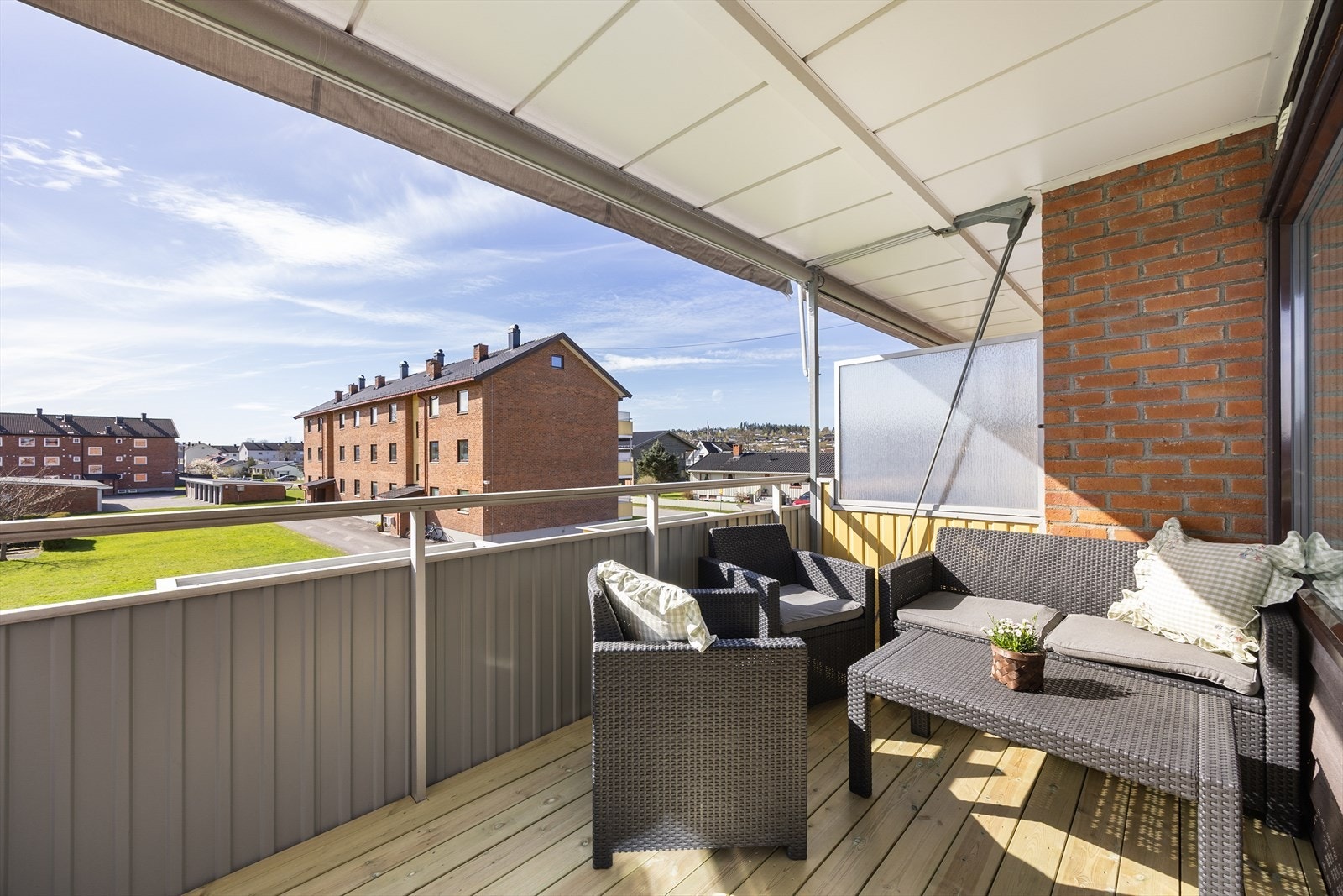 Fra stuen er det utgang til en romslig balkong med god plass til utemøbler og hyggelig utsikt over fellesområdene. Galleribilde
