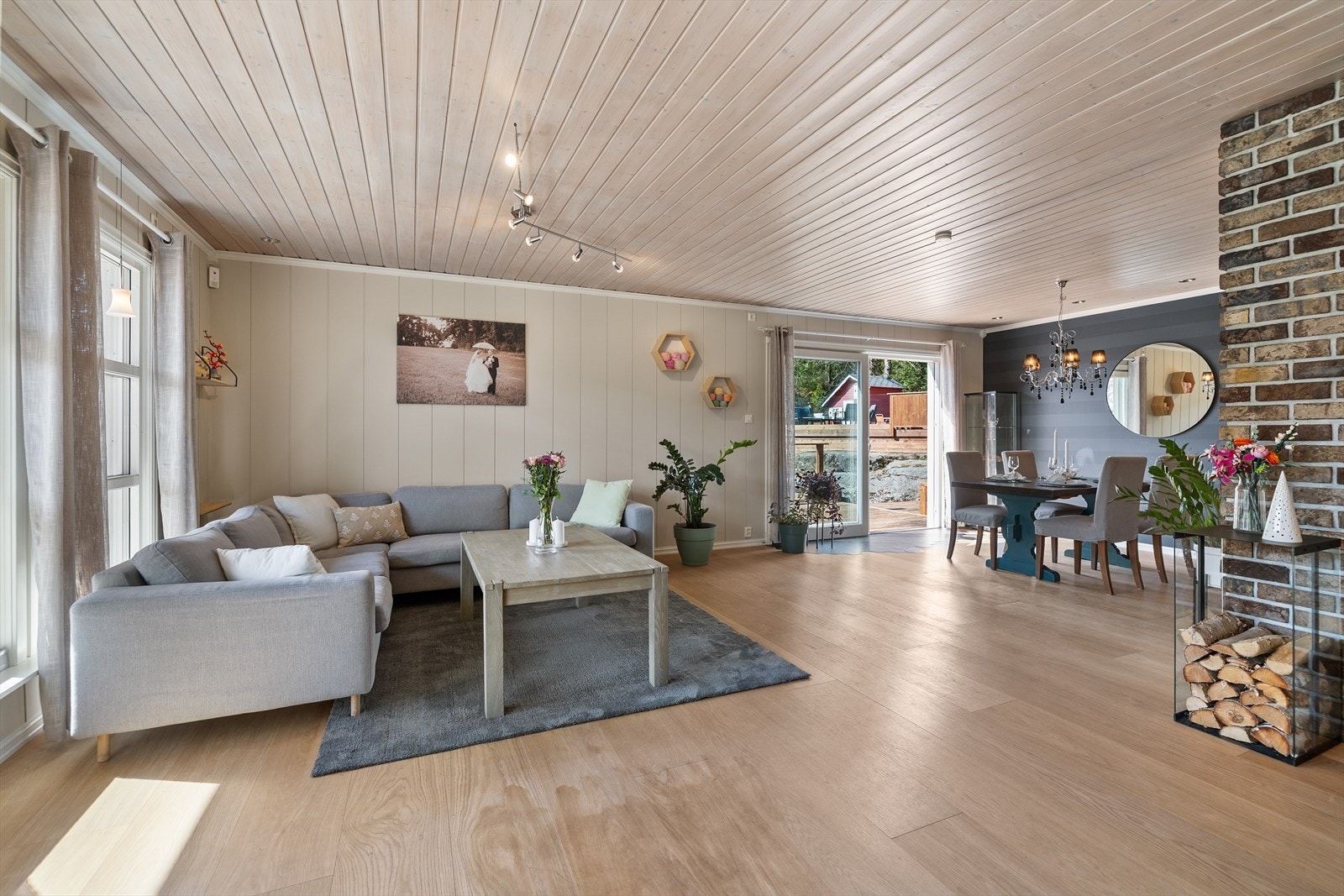 I stuen er det også plass til spisebordet. Galleribilde