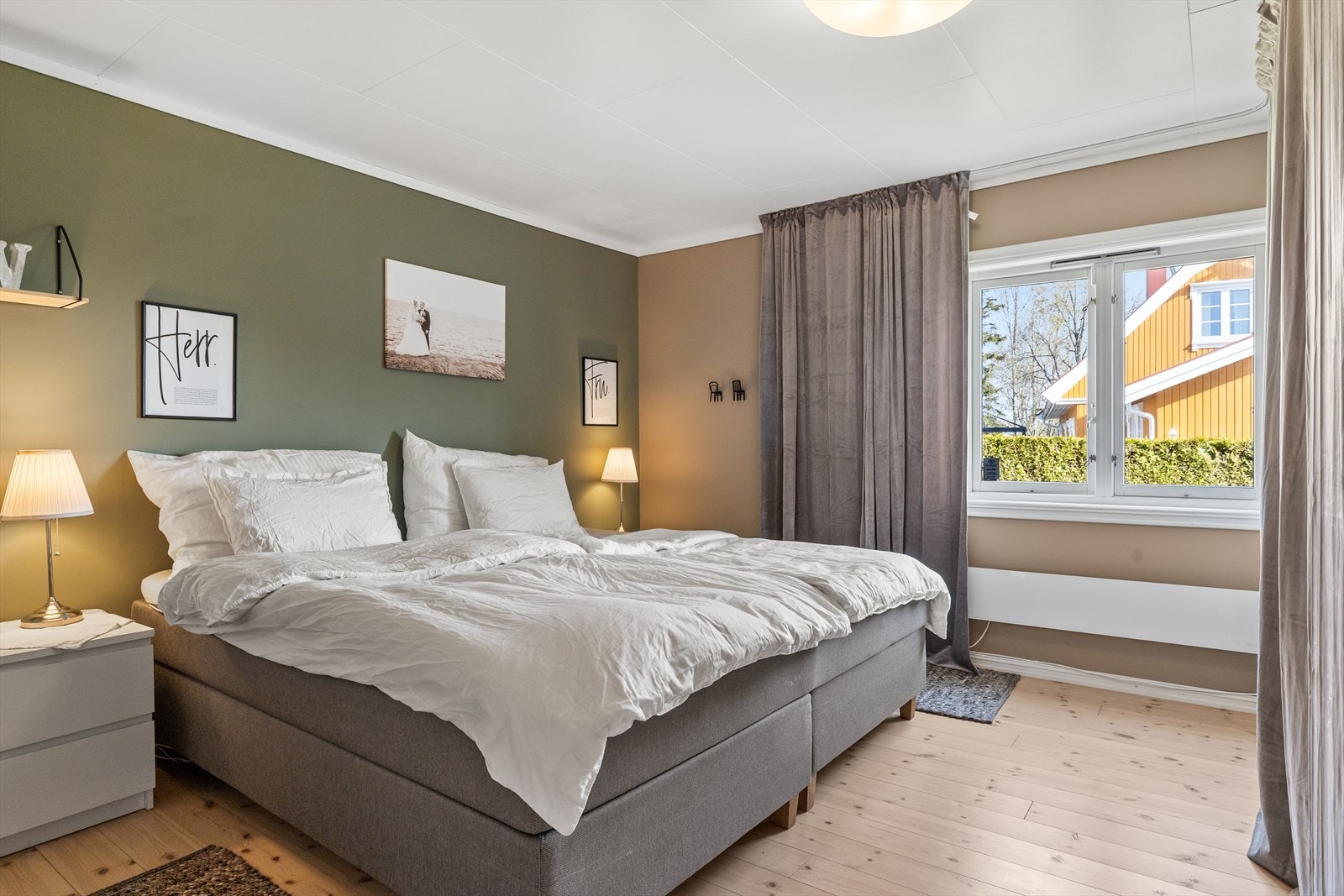 Hoved soverommet er romslig med god plass til seng og oppbevaring. Galleribilde