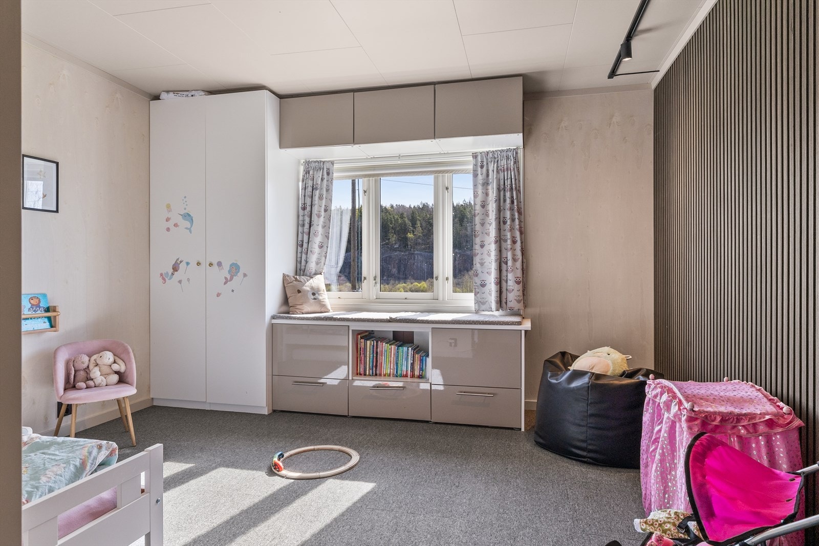 Godt med skapplass og oppbevairngsmuligheter. Galleribilde