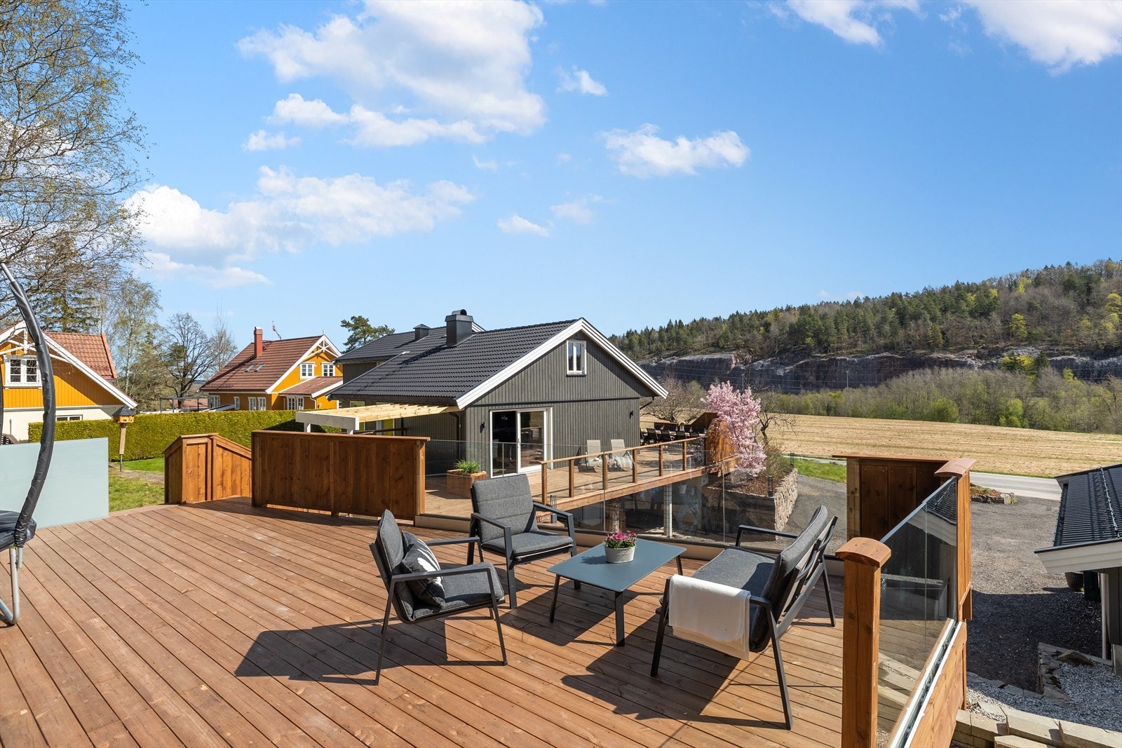 Bak garasjen finner man ennå en terrasse, her har man også lekestue og huskestativ. Galleribilde