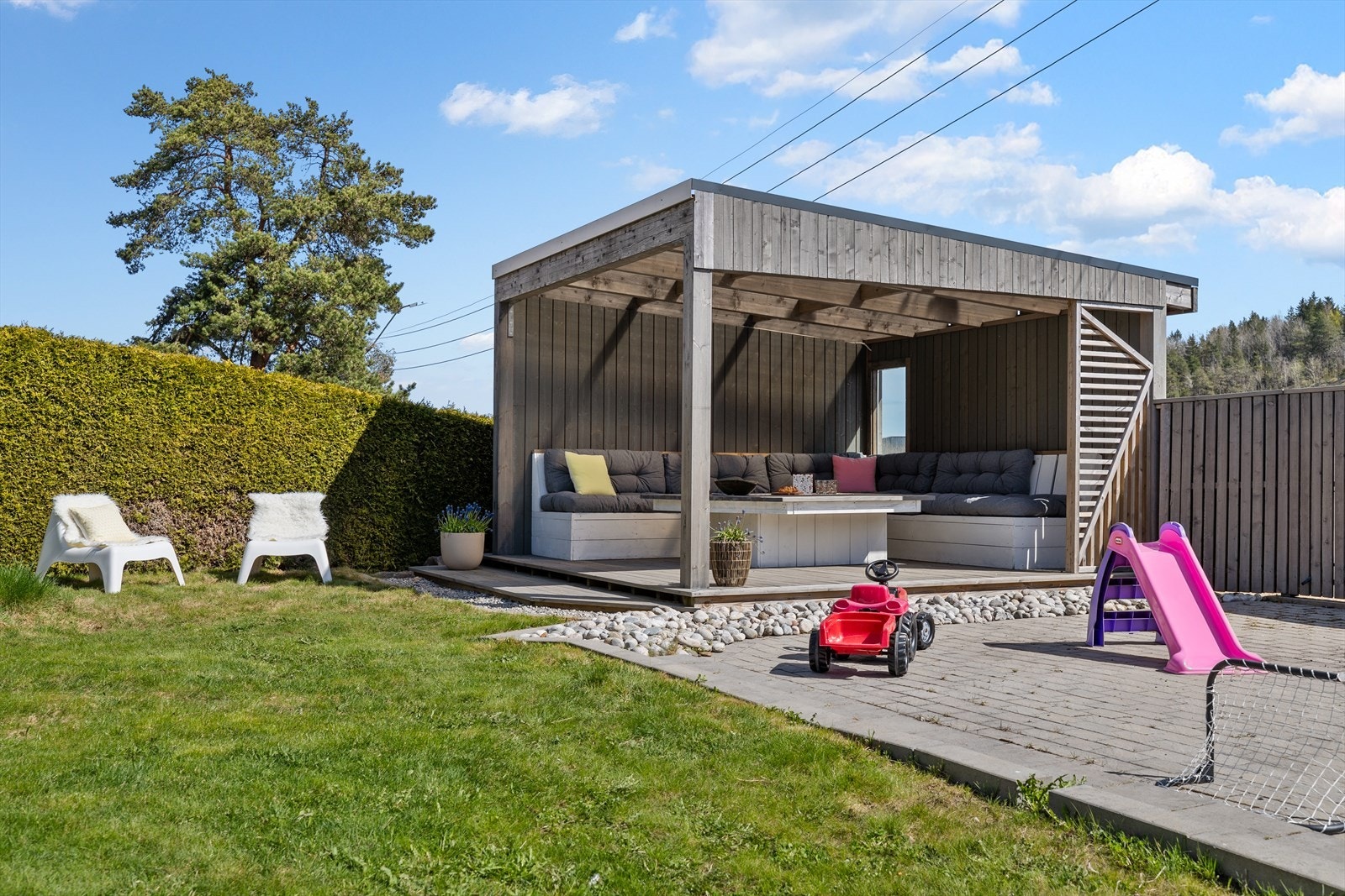 Ønsker man trekke seg vekk fra solen har du en flott pergola med takoverbygg. Galleribilde