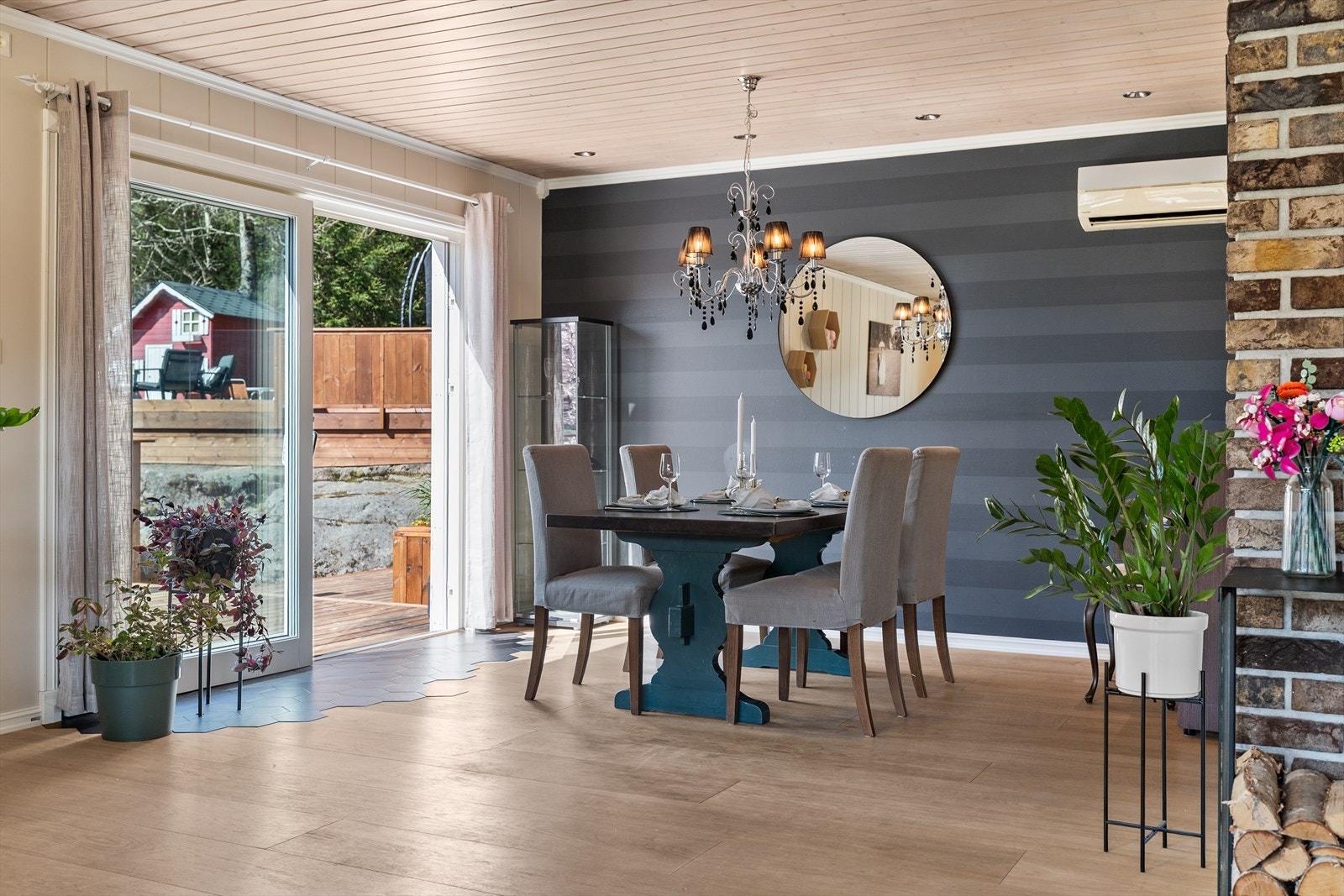 Her har du også utgang til terrassen som strekker store deler rundt huset. Galleribilde