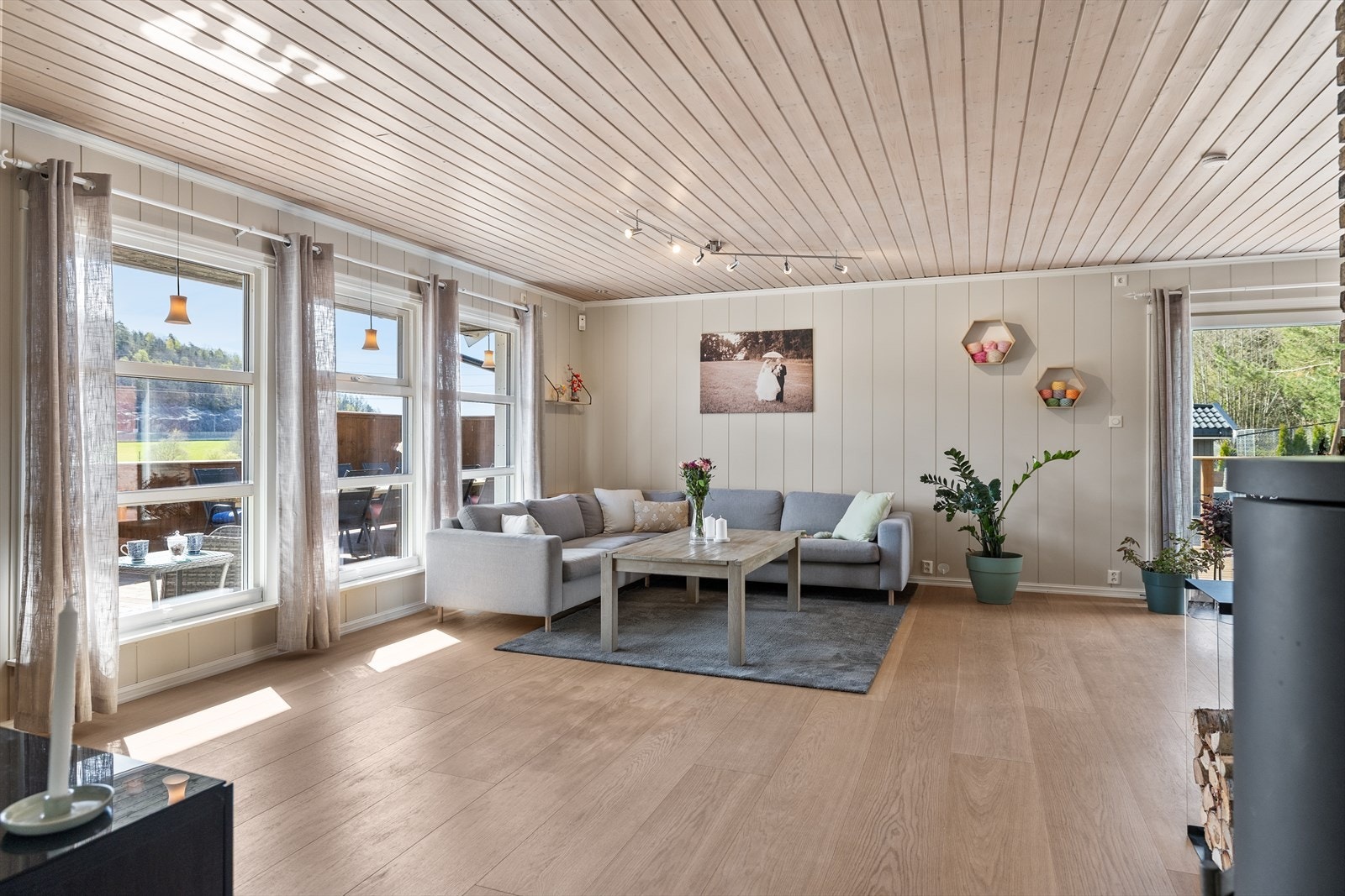De store vinduene gir godt med naturlig lys inn i stuen. Galleribilde