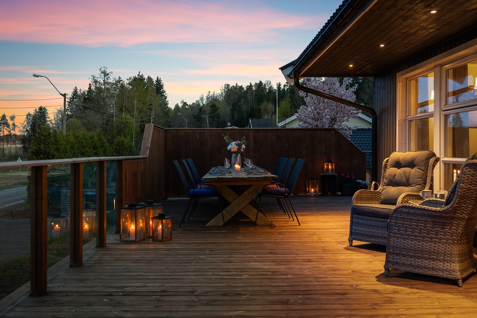 En romslig terrasse gir rom for å invitere venner på grilling eller en skaldyr aften på terrassen. Galleribilde