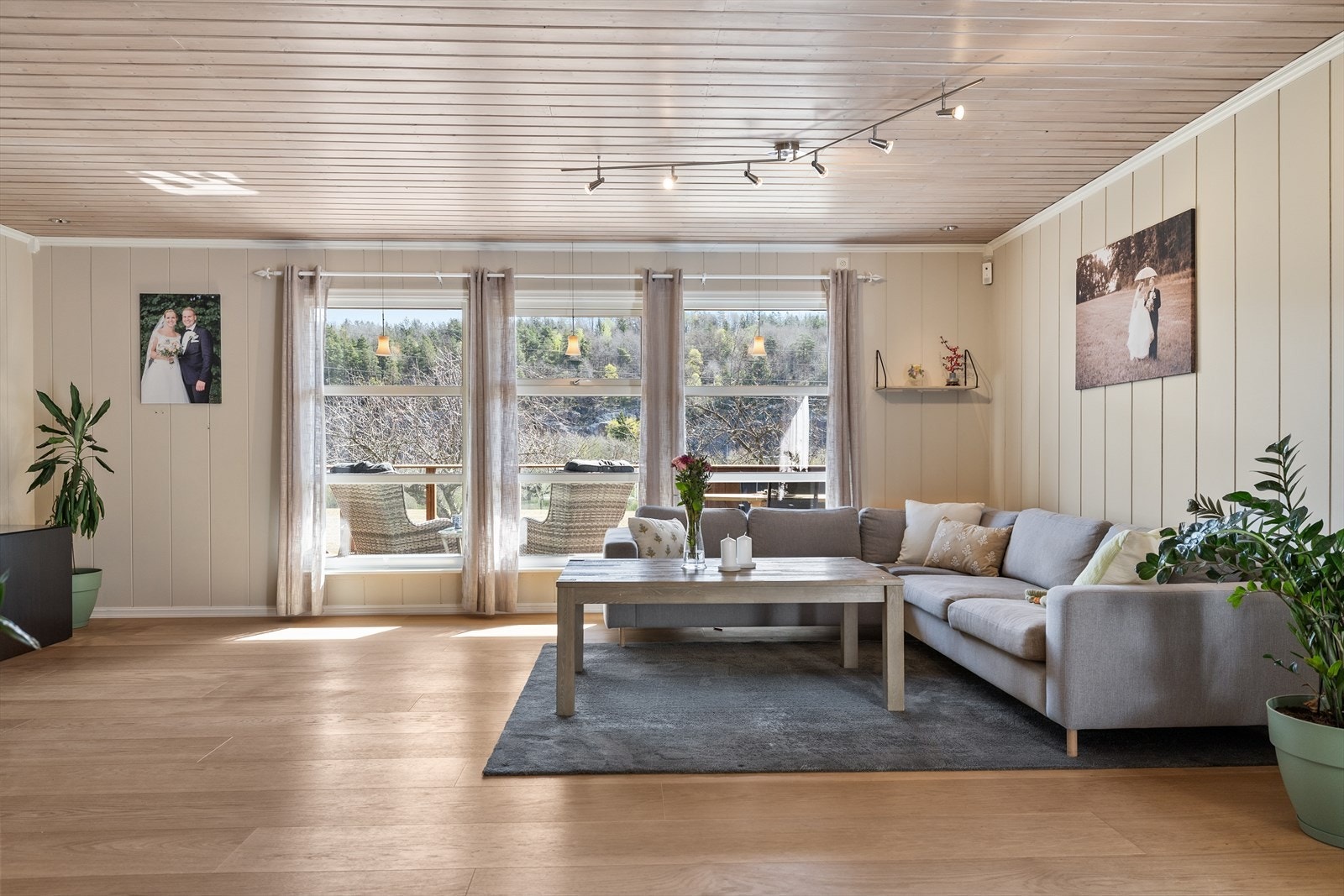 Stuen er romslig med god plass til sofagruppe. Galleribilde