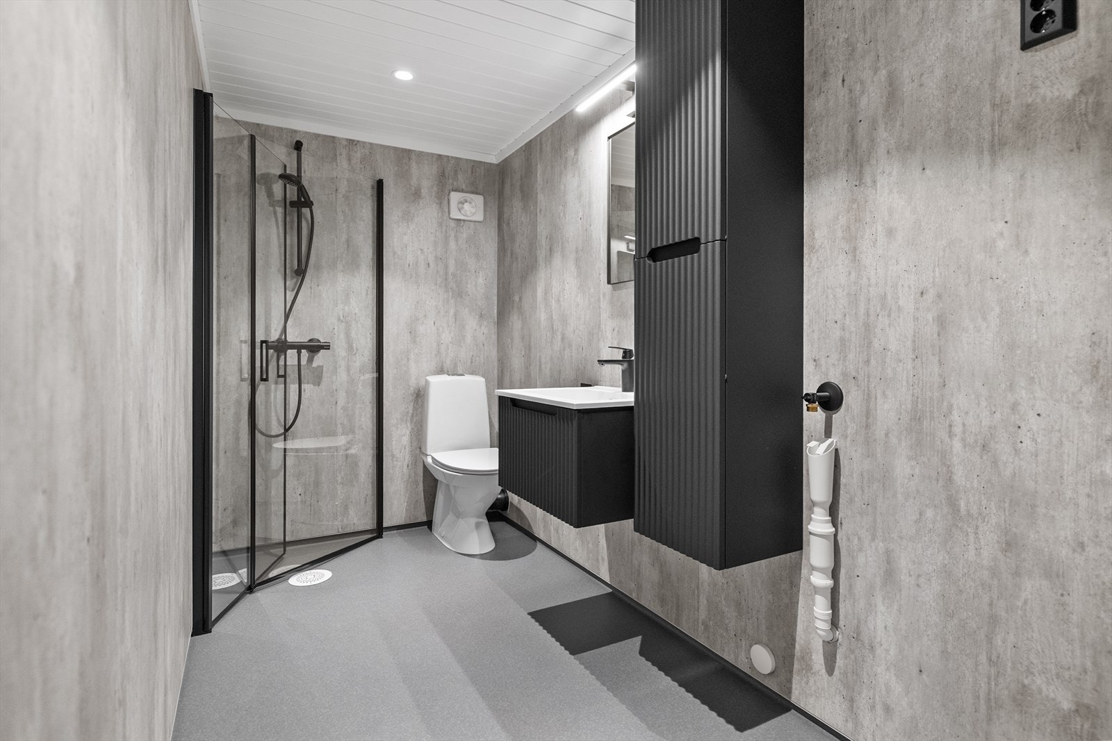 Badet i kjeller er renovert i 2025, med moderne løsninger som servant, toalett, dusj og opplegg for vaskemaskin. Galleribilde