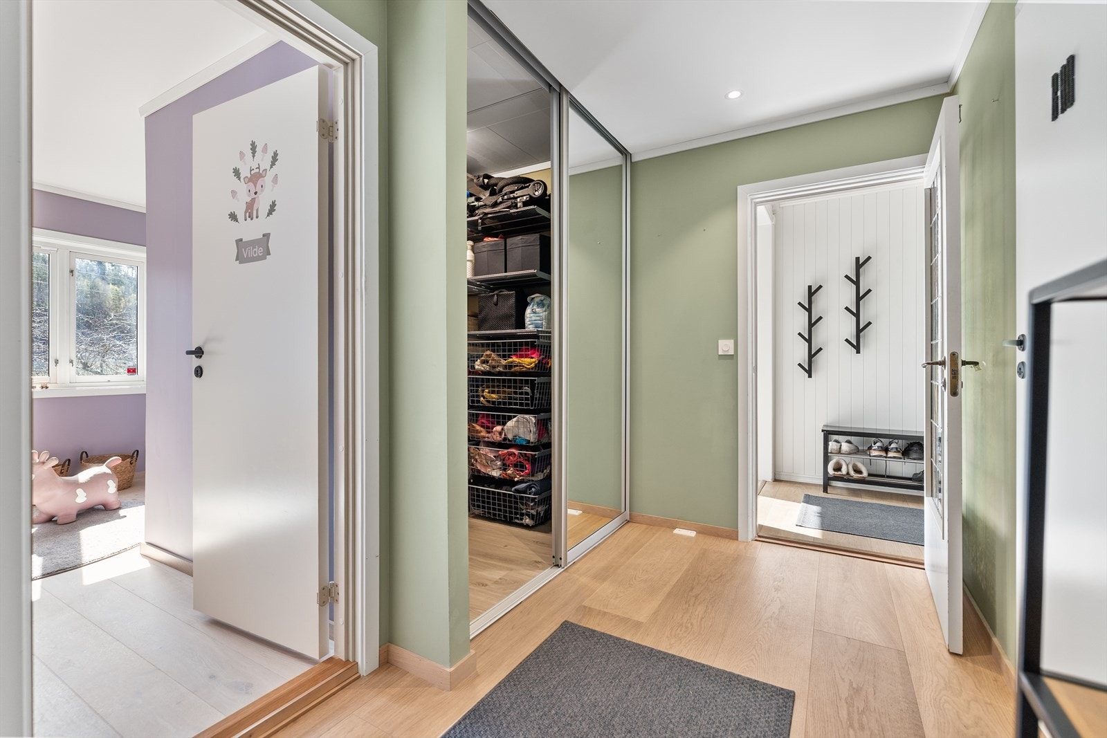 I gangen finner man stor og romslig garderobe med god plass til oppbevaring. Galleribilde