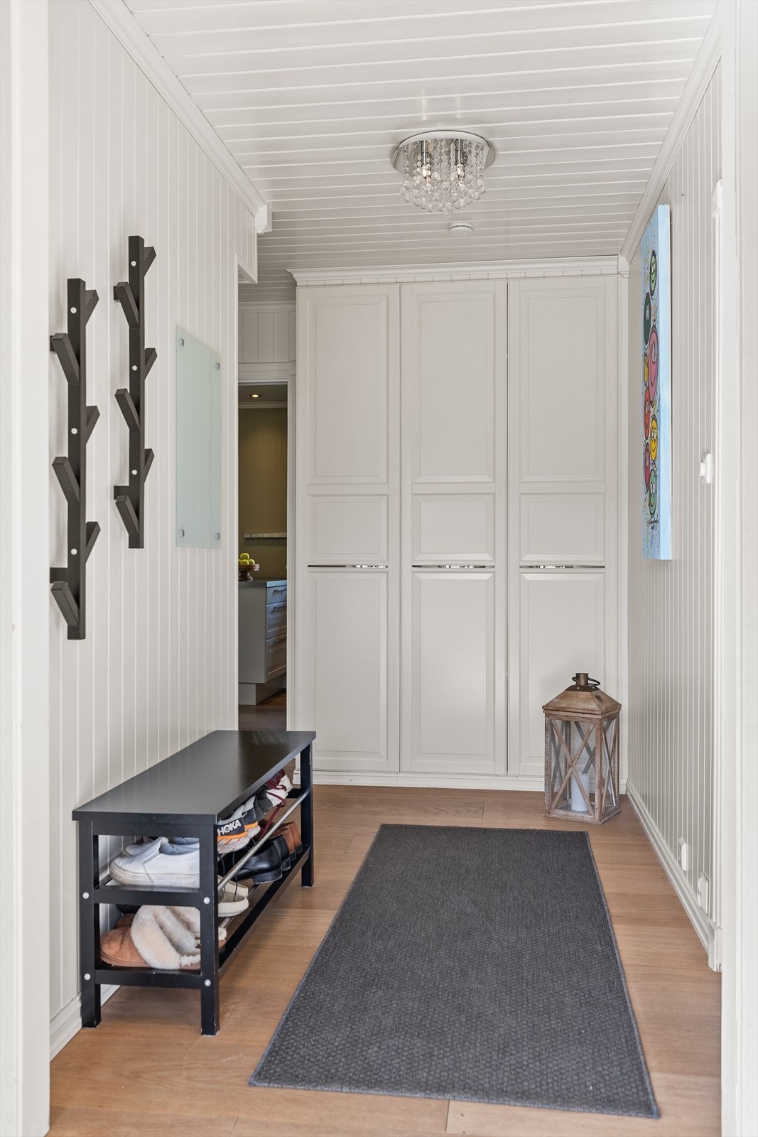 Her har man god plass til å henge fra seg yttertøyet. Galleribilde