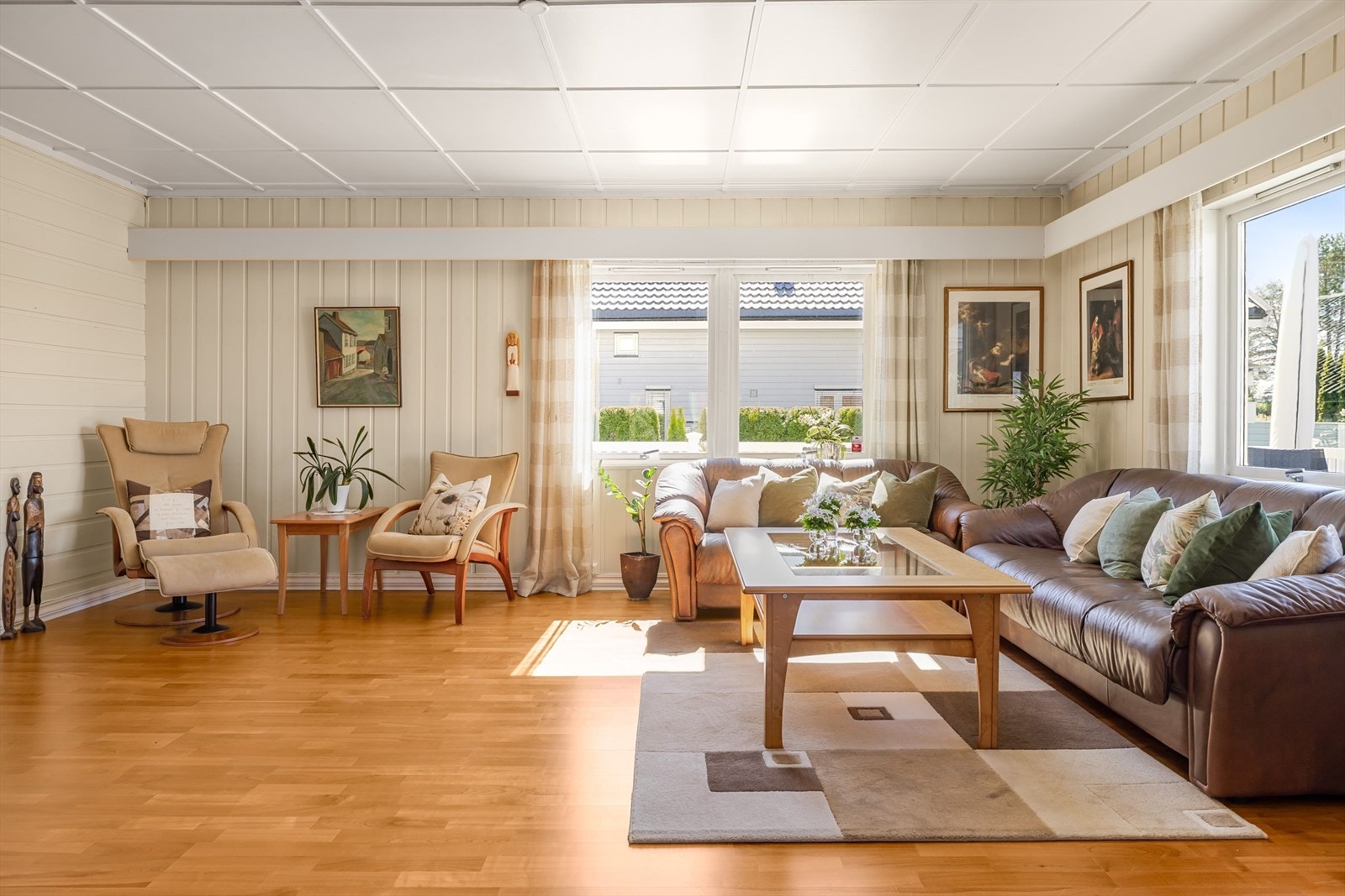 Det er plass til sofagruppe, TV-møblement og flere andre ønskelige møbler. Galleribilde