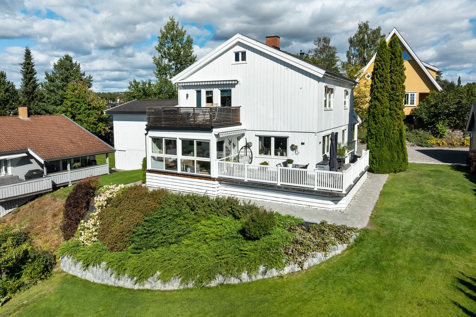 Det er utgang til terrassen fra hagestua. Galleribilde
