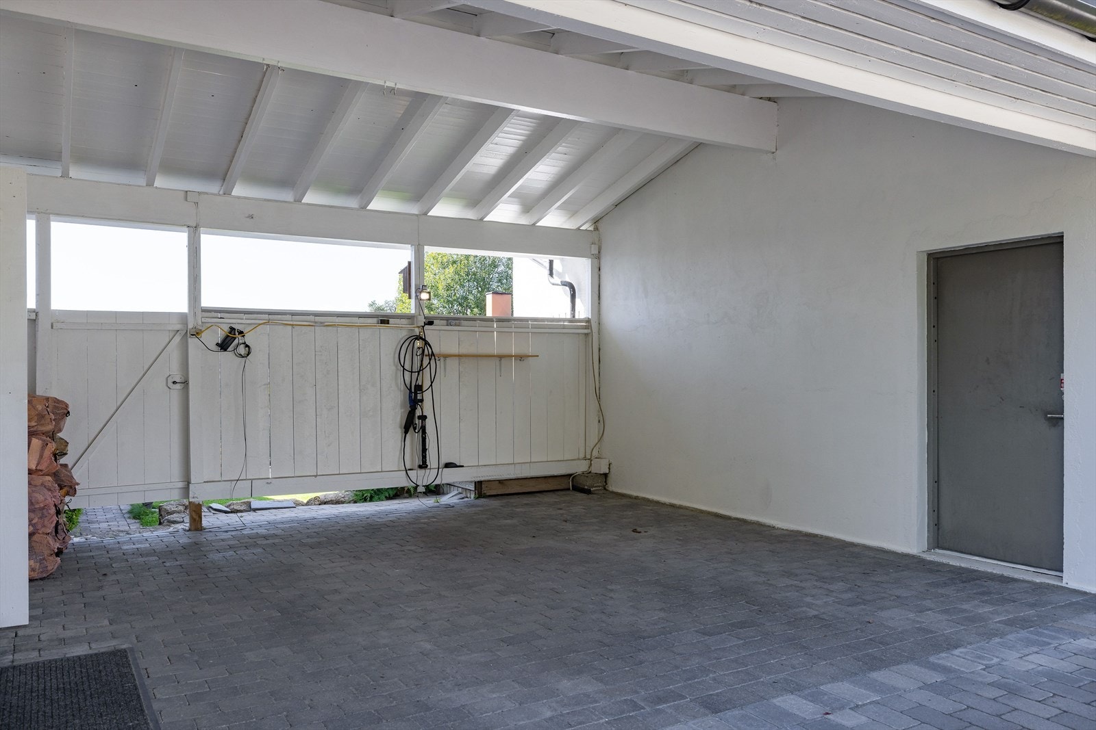 I tillegg er det carport med biloppstillingsplass. Port med adkomst til hagen. Galleribilde