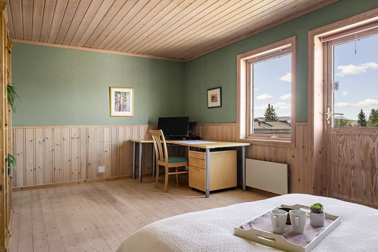Det er utgang til balkong fra rommet. Galleribilde