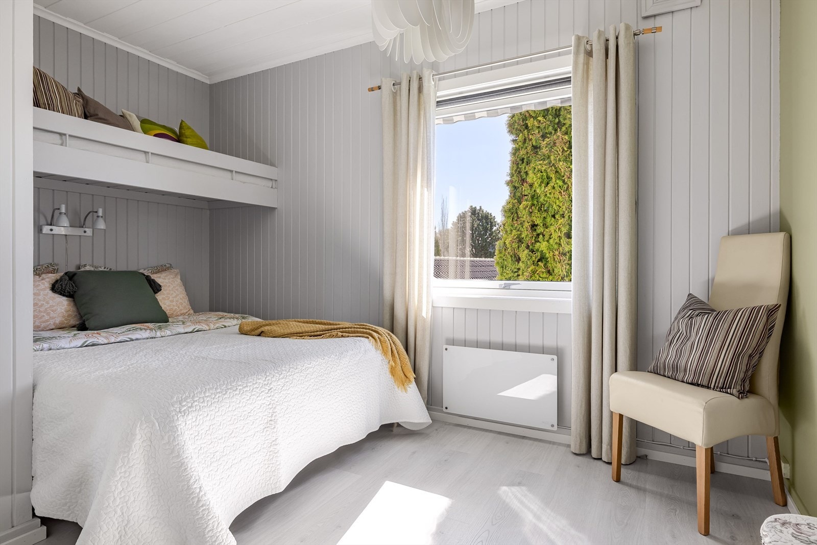 Soverom nummer tre har en smart løsning med plassbygget seng med rom for seng, skrivebord eller annet ønskelig under. Galleribilde