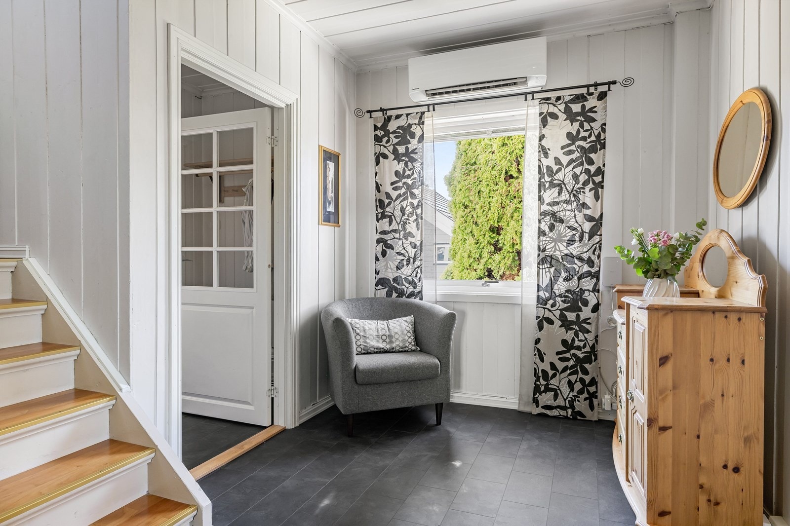 I hallen er det montert varmepumpe. Denne er satt inn ny i 2018. Galleribilde