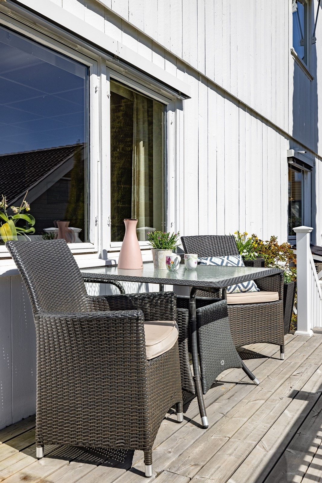 Det er plass til flere sittegrupper på terrassen og det er direkte adkomst til hagen. Galleribilde