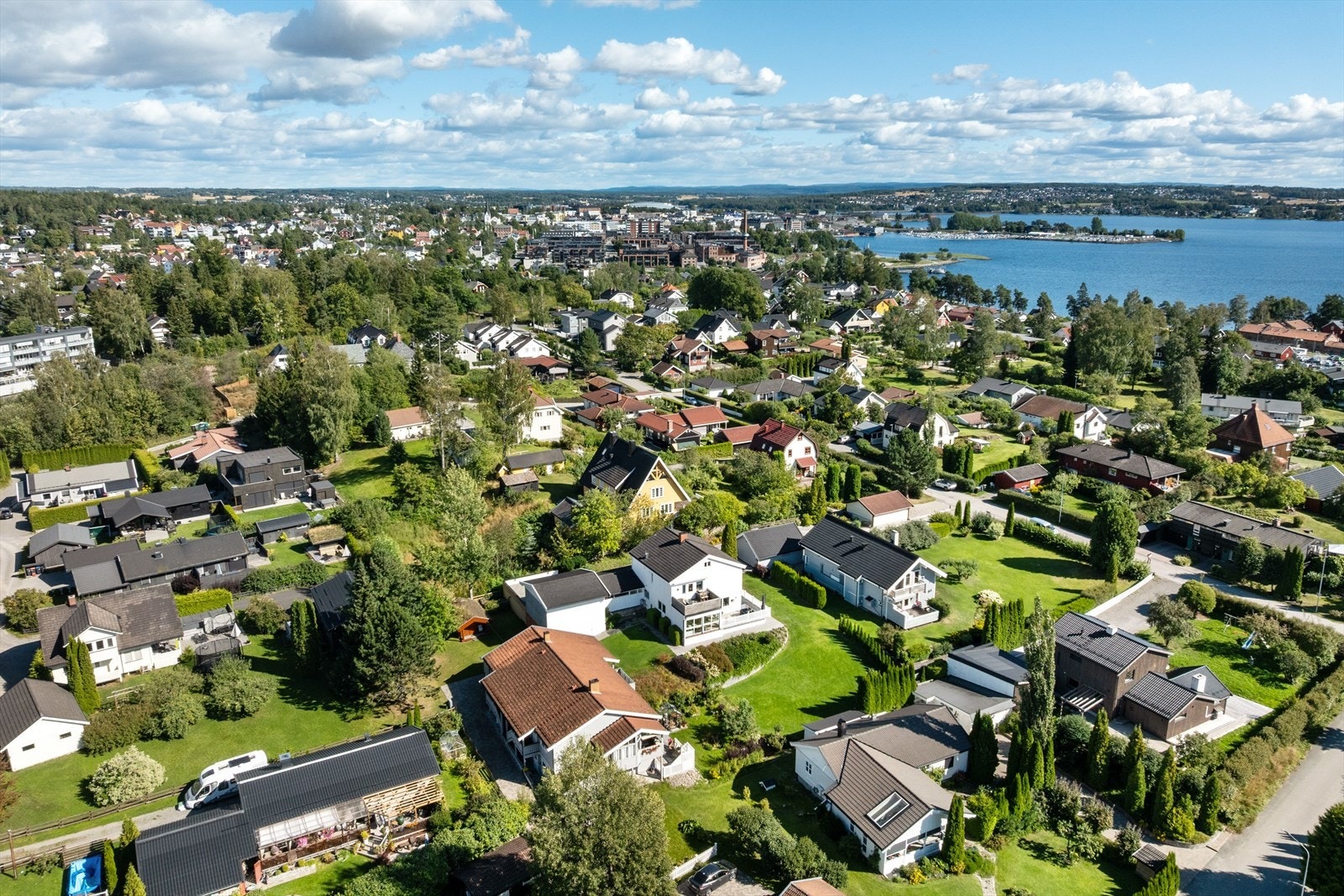 Videre er det kort vei inn til Hamar sentrum med alt av fasiliteter og servicefunksjoner. Galleribilde