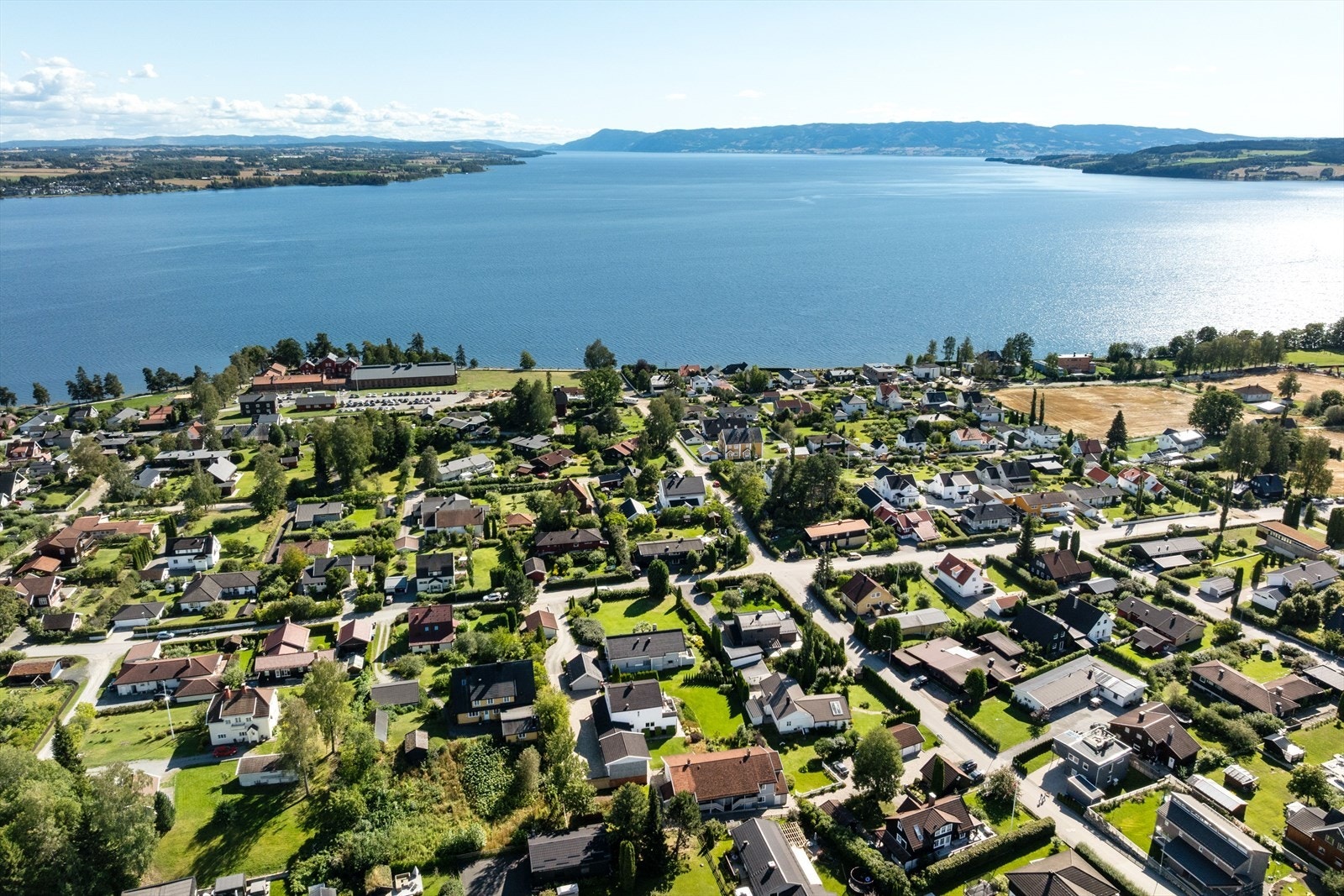 Eiendommen har en tilbaketrukket beliggenhet innerst i en avstikker fra Bispegata. Det er kun noen få hundre meter ned til Ridehusstranda. Galleribilde