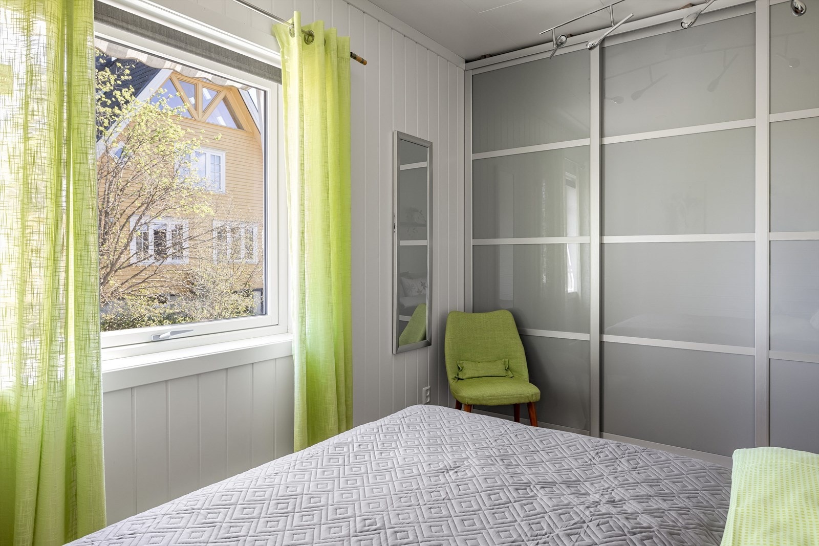 Det er satt inn en romslig skyvedørsgarderobe. Galleribilde