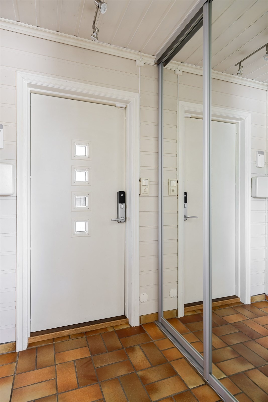 Her er det inngang til entré med skyvedørsgarderobe. Galleribilde