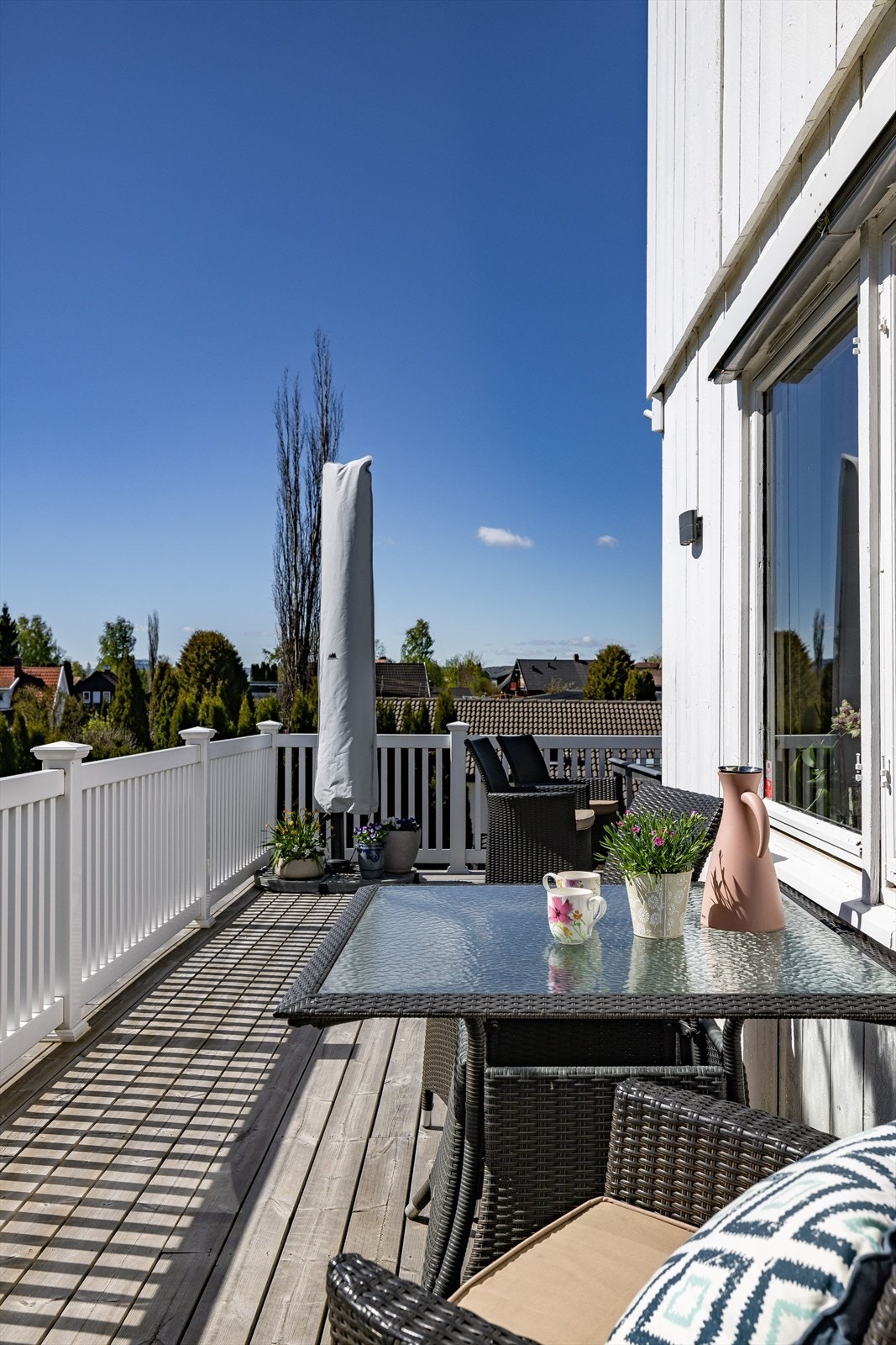 Terrassen går rundt to av husets sider. Galleribilde