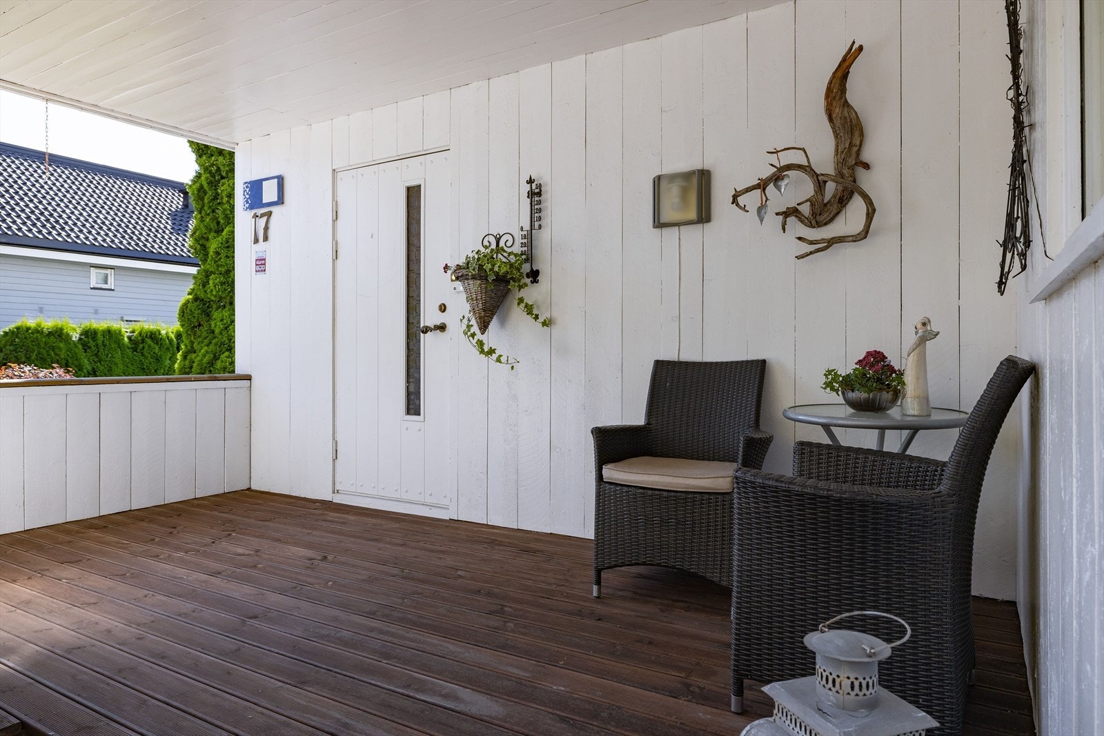 Boligen har to innganger og dette er ved hovedinngangen som har et romslig, overbygd inngangsparti på ca. 9 m². Galleribilde
