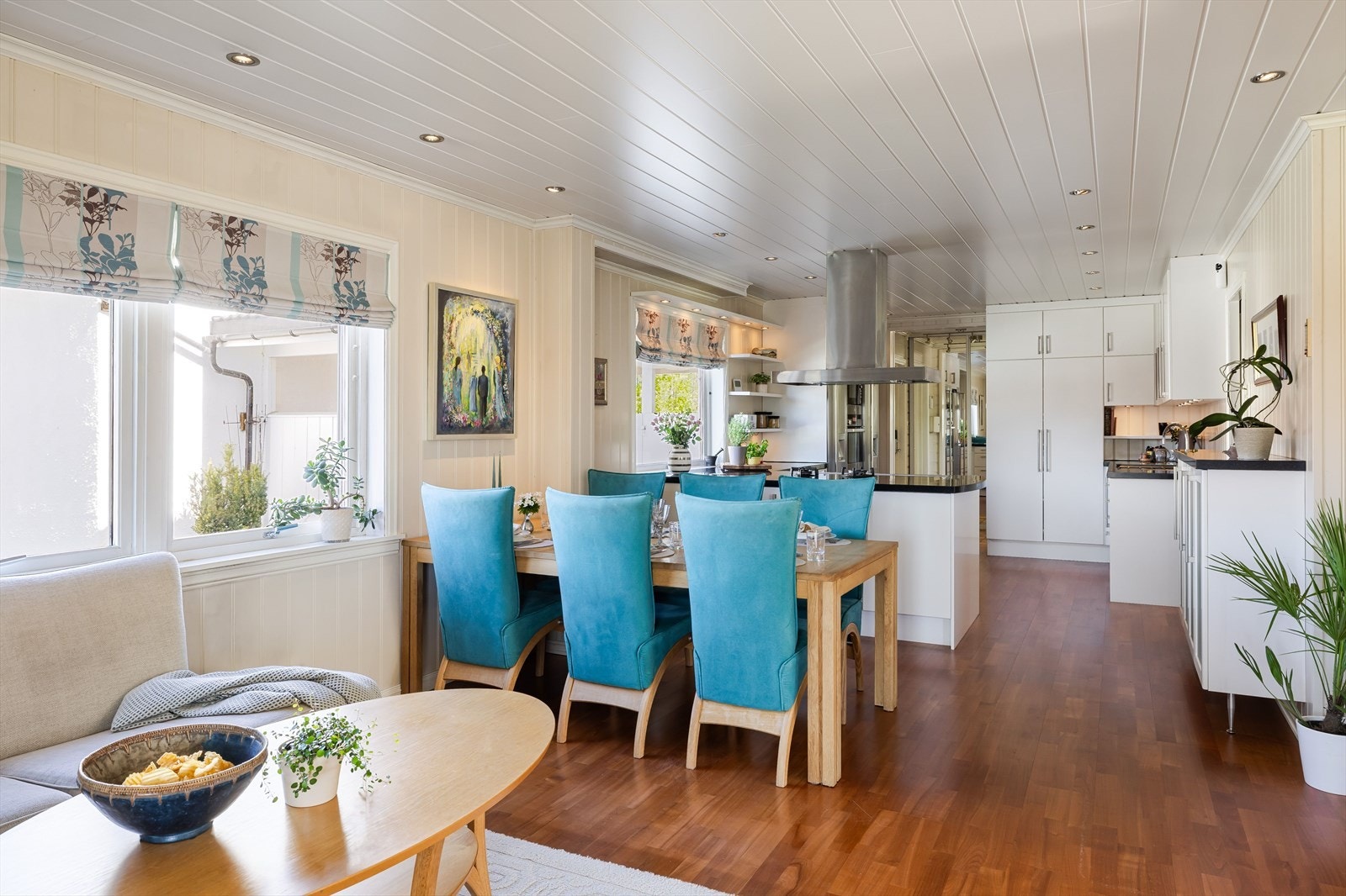 Lyst og behagelig allrom med plass til både spisebord og sofagruppe. Galleribilde