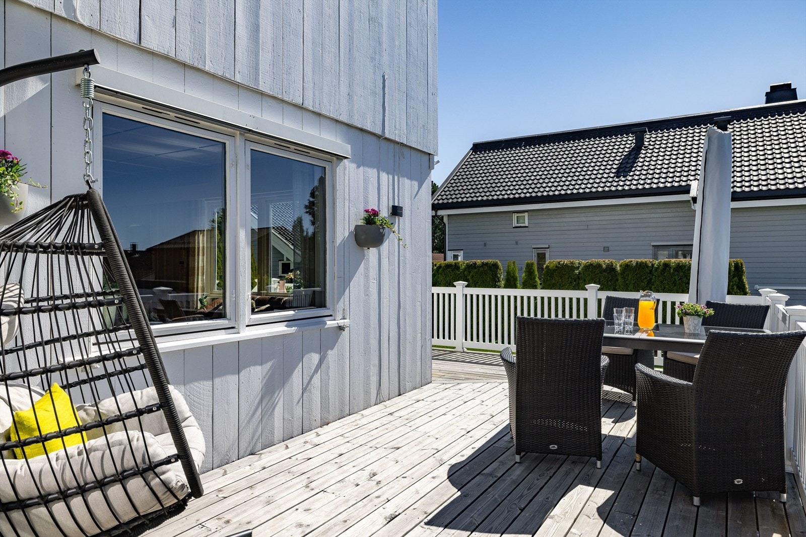 Den vender mot sør og vest noe som gir meget gode solforhold store deler av dagen. Galleribilde