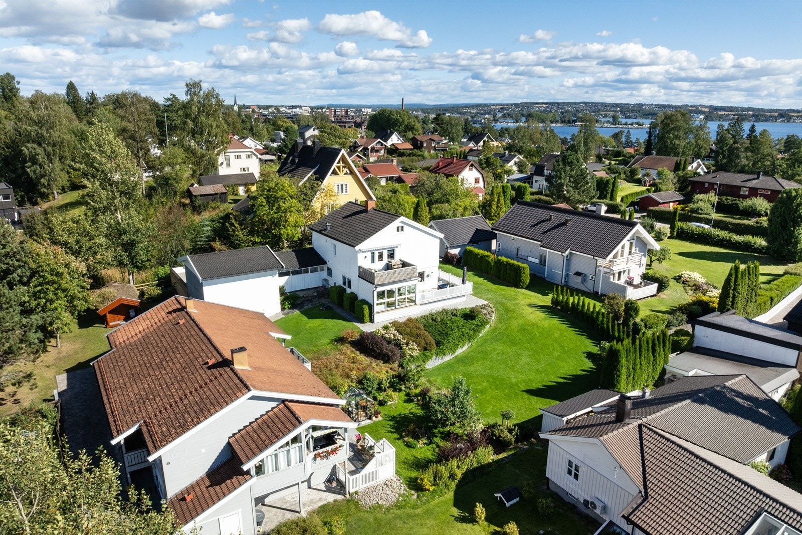 En meget pen og velholdt eiendom hvor det har vært stort fokus på å skape et hyggelig uteområde. Galleribilde