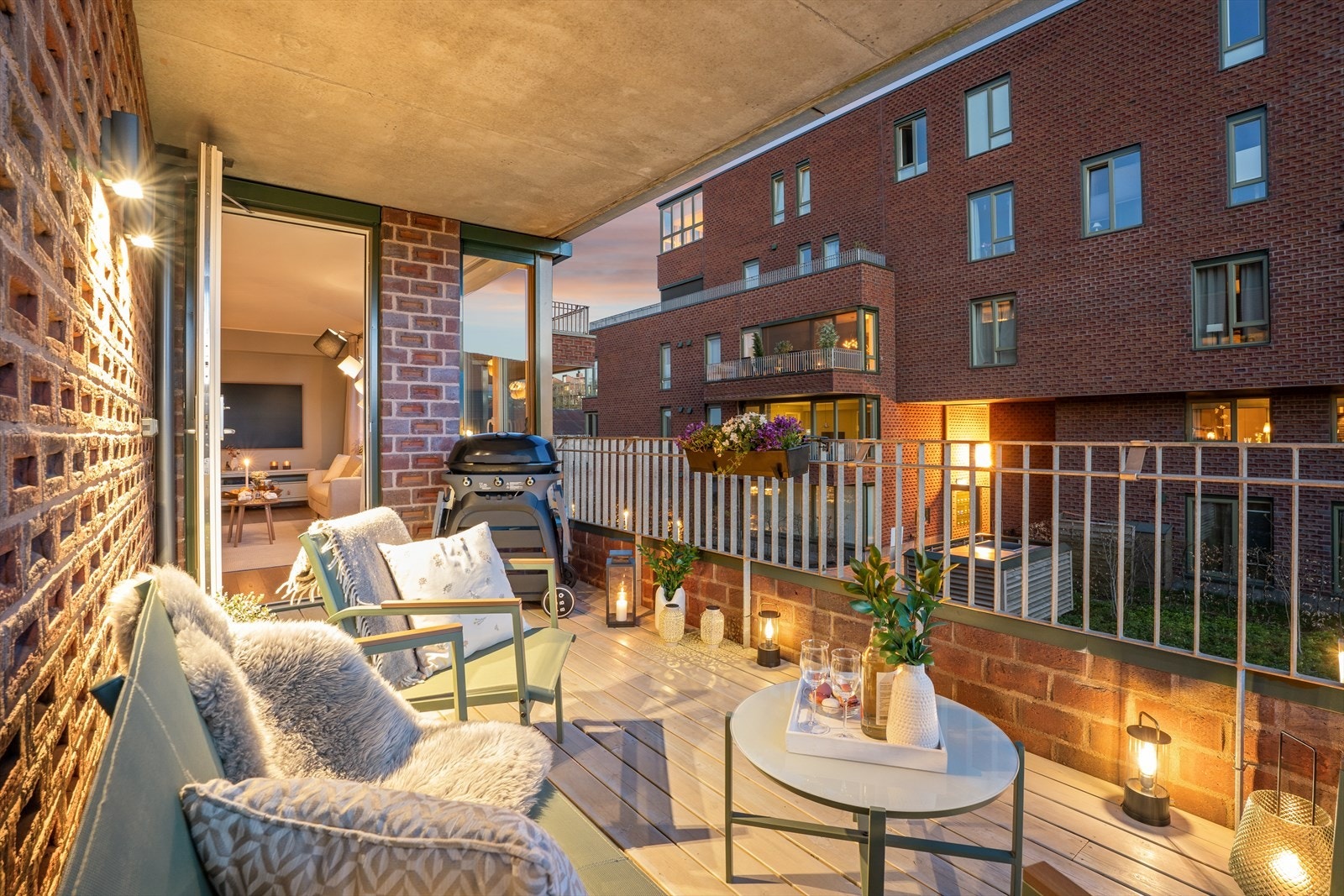 Balkongen er overbygd og med god plass til sittegruppe og grill Galleribilde