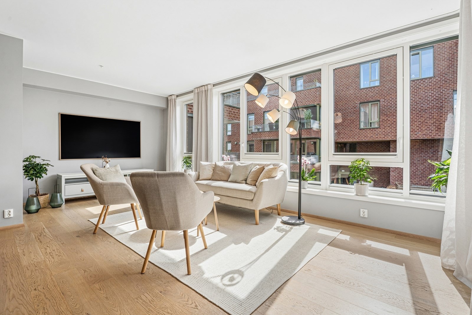 Stuen er av meget god størrelse med god plass til stor sofagruppe og TV. Det er utvendige sunscreens på alle vinduer i hele leiligheten Galleribilde