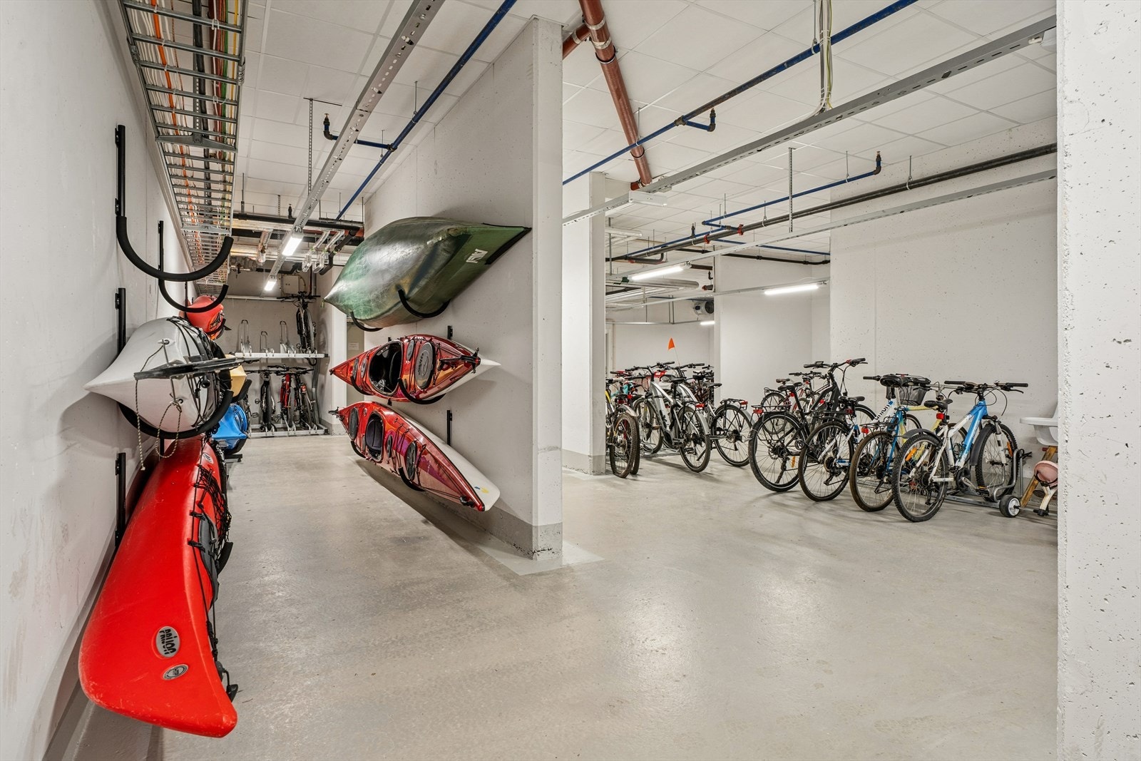 Praktiske fellesområder i kjeller med sykkelparkering og lignende. Det er også bod på ca. 5,3 kvm som medfølger leiligheten Galleribilde
