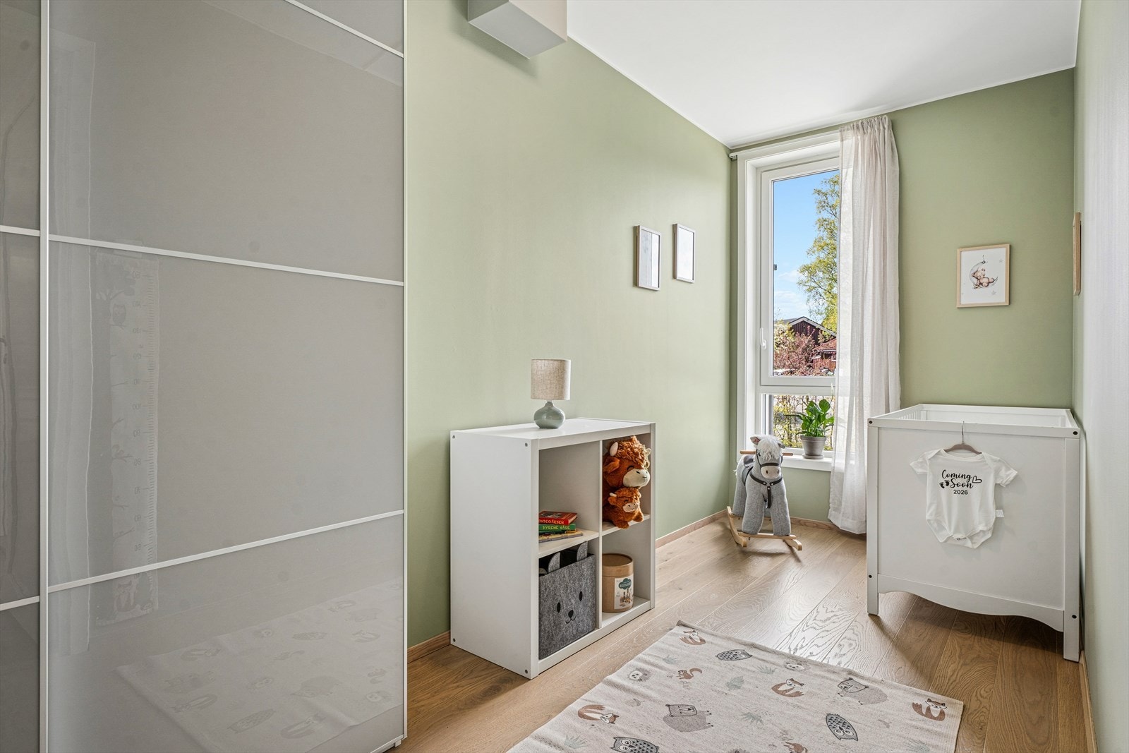 Soverom 3 med plass til seng, pult og garderobeskap. Egner seg fint som gjesterom, barnerom eller hjemmekontor! Galleribilde