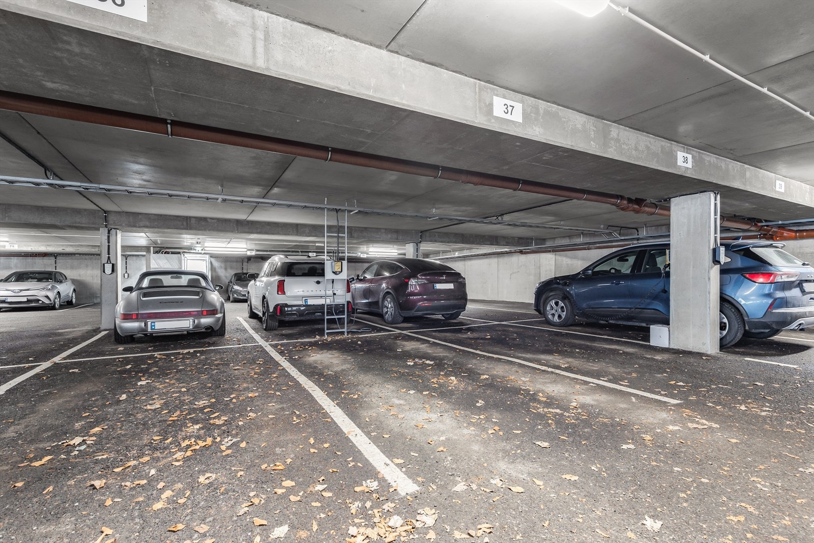 Det medfølger én fast garasjeplass i felles parkeringsanlegg. Galleribilde