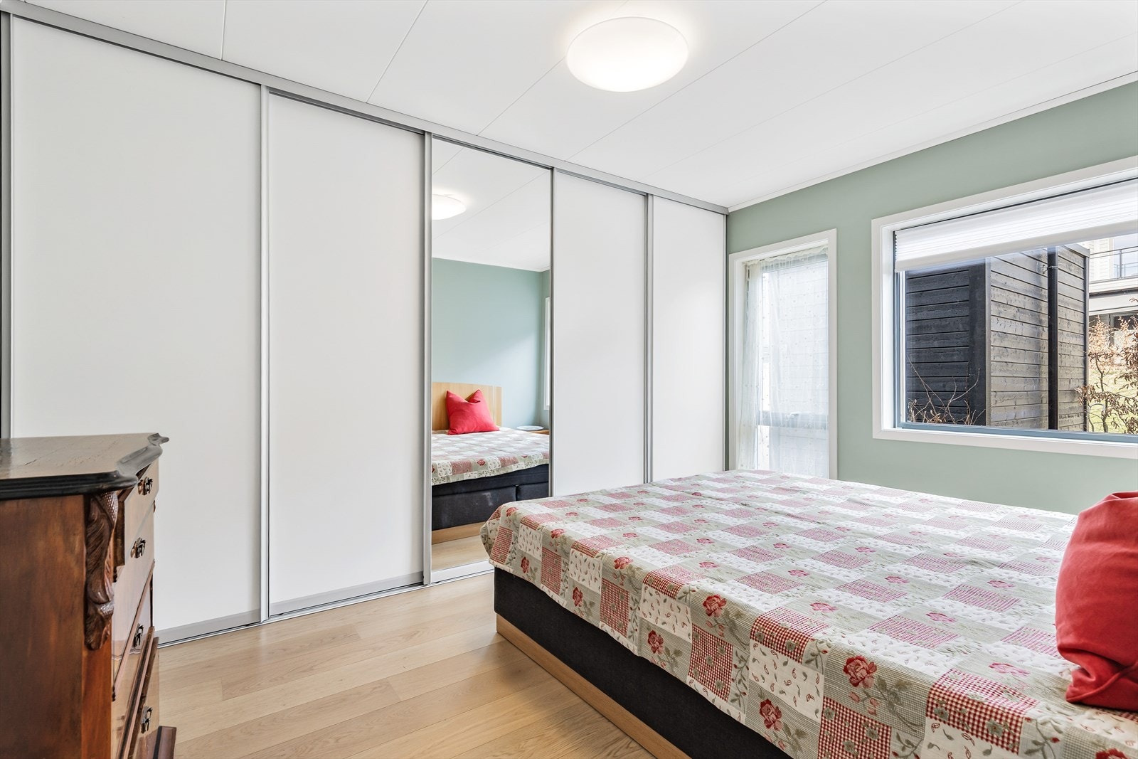 Hovedsoverommet har en romslig skyvedørsgarderobe som gir rikelig med oppbevaringsplass. Galleribilde