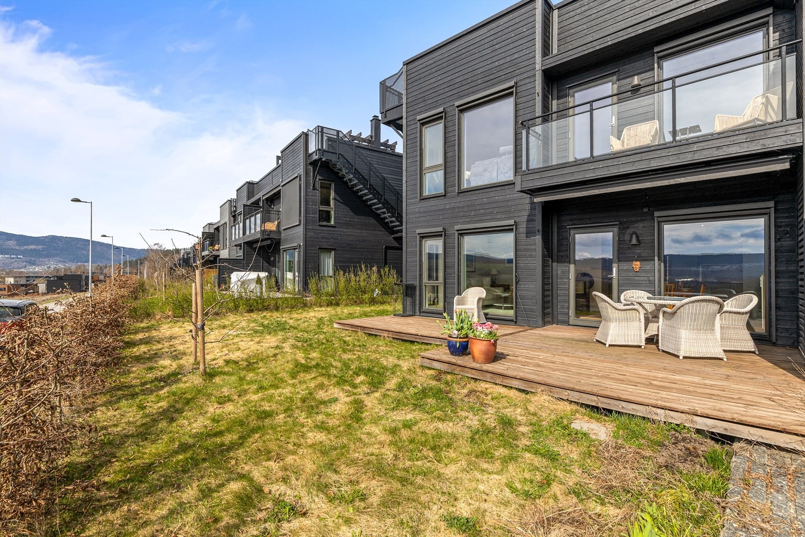 Den store terrasseplattingen utenfor stuen er bygget i impregnert treverk og er en naturlig forlengelse av boligen. Galleribilde