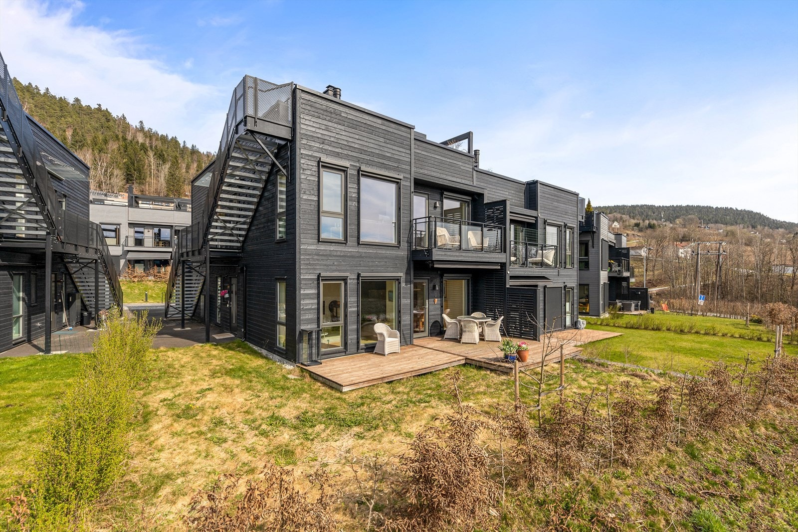 Boligen er en del av Sameiet Epletunet, oppført i 2021, med moderne arkitektur. Galleribilde