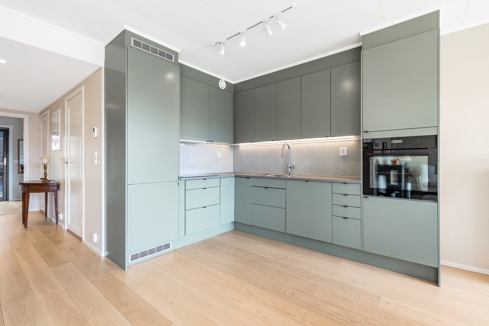 Kjøkkenet har innredning fra Marbodal (type Arkitekt plus) med integrerte hvitevarer og benkeplate i svart laminat. Galleribilde
