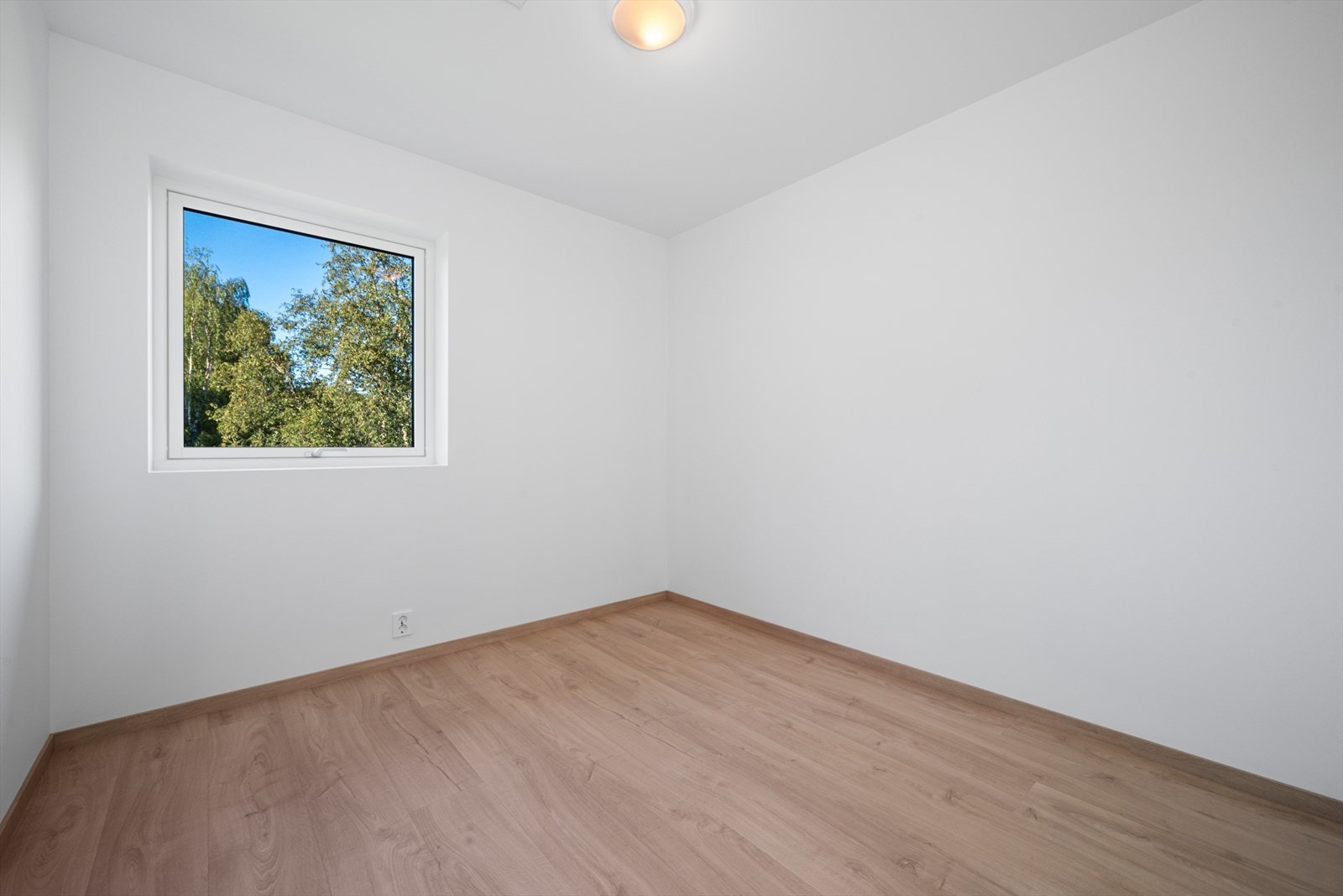 Soverom nr. 3 er ca. 8 kvm og passer fint både som barnerom, lekerom eller gjesterom. Her er også takluke for adkomst til kaldloftet. Galleribilde