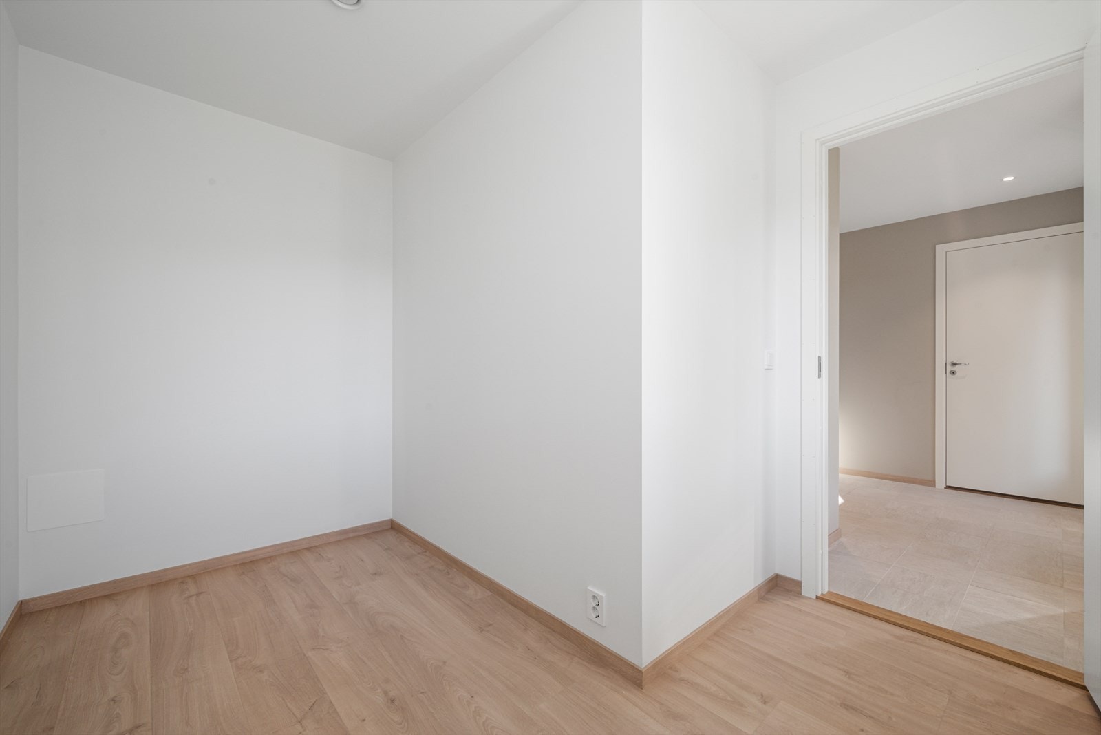 1. etasje har også et praktisk bodrom, som evt. kan innredes som et kontor eller hobbyrom. Galleribilde