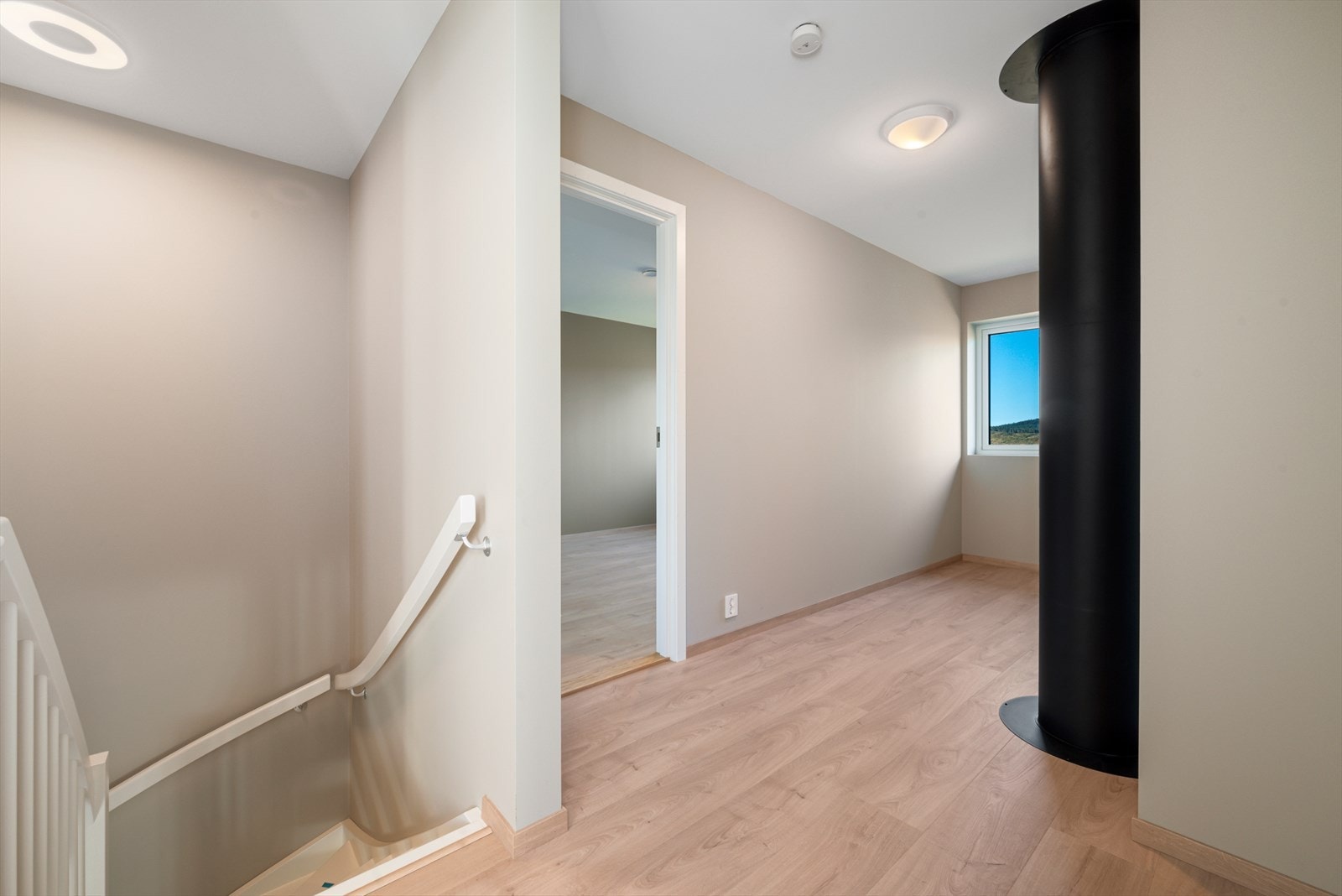 Videre beveger vi oss til boligens 2. etasje. Her finner vi blant annet soverom, walk-in closet/tekniskrom, bad og gang. Galleribilde