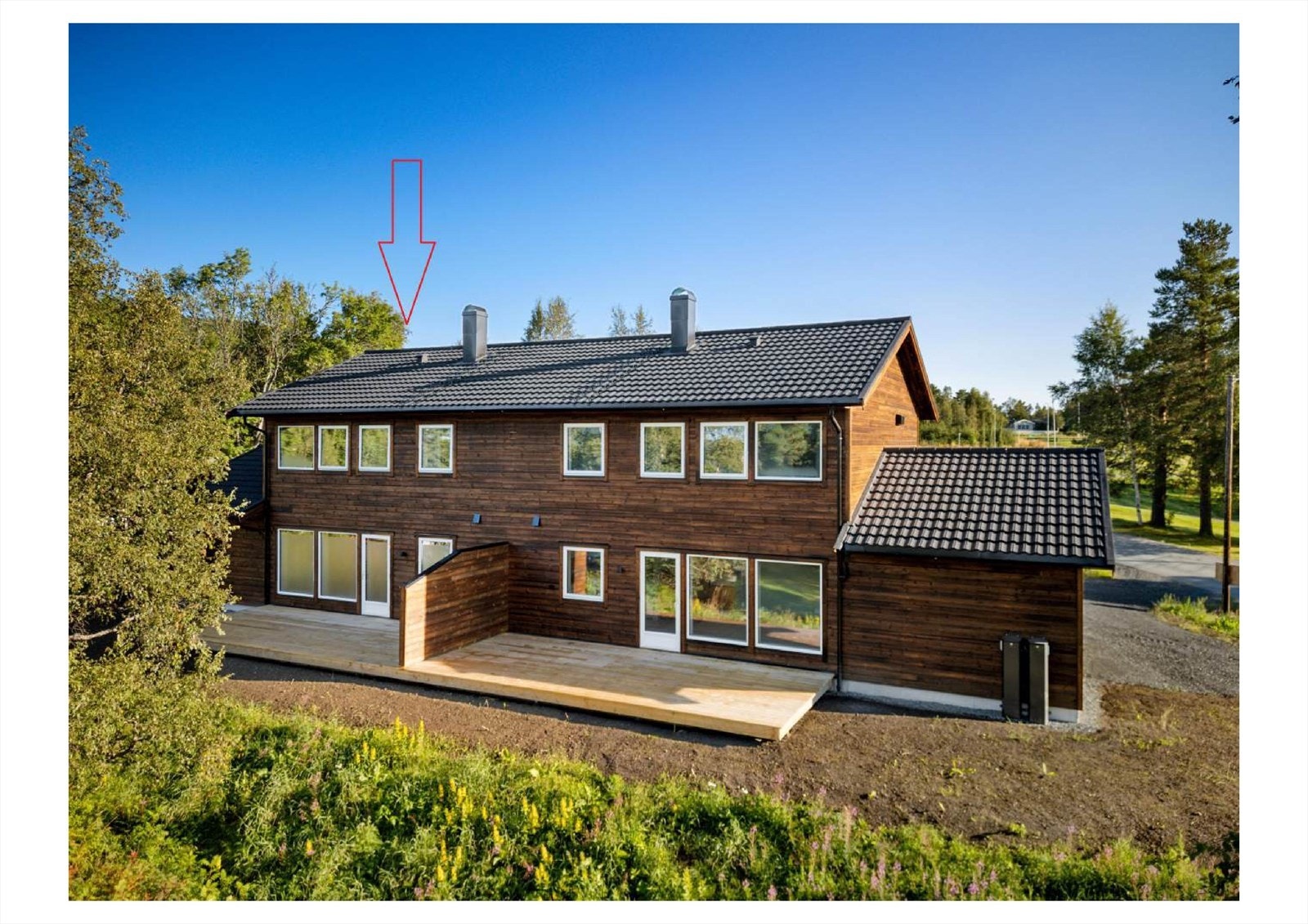 På baksiden gir terrassen et fint og delvis skjermet oppholdsområde for store og små. Velkommen til en trivelig visning! Galleribilde