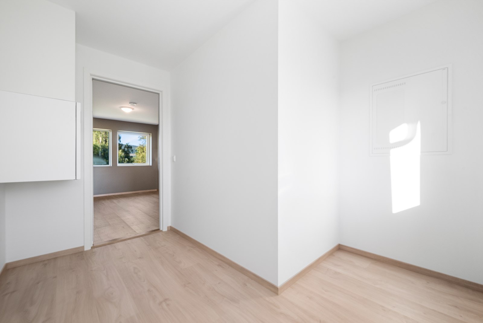 Walk-in closet på hele 7 kvm, med god plass til garderobeskap og oppbevaring. Her er også tekniske installasjoner for ventilasjonsanlegget og strømskap. Galleribilde