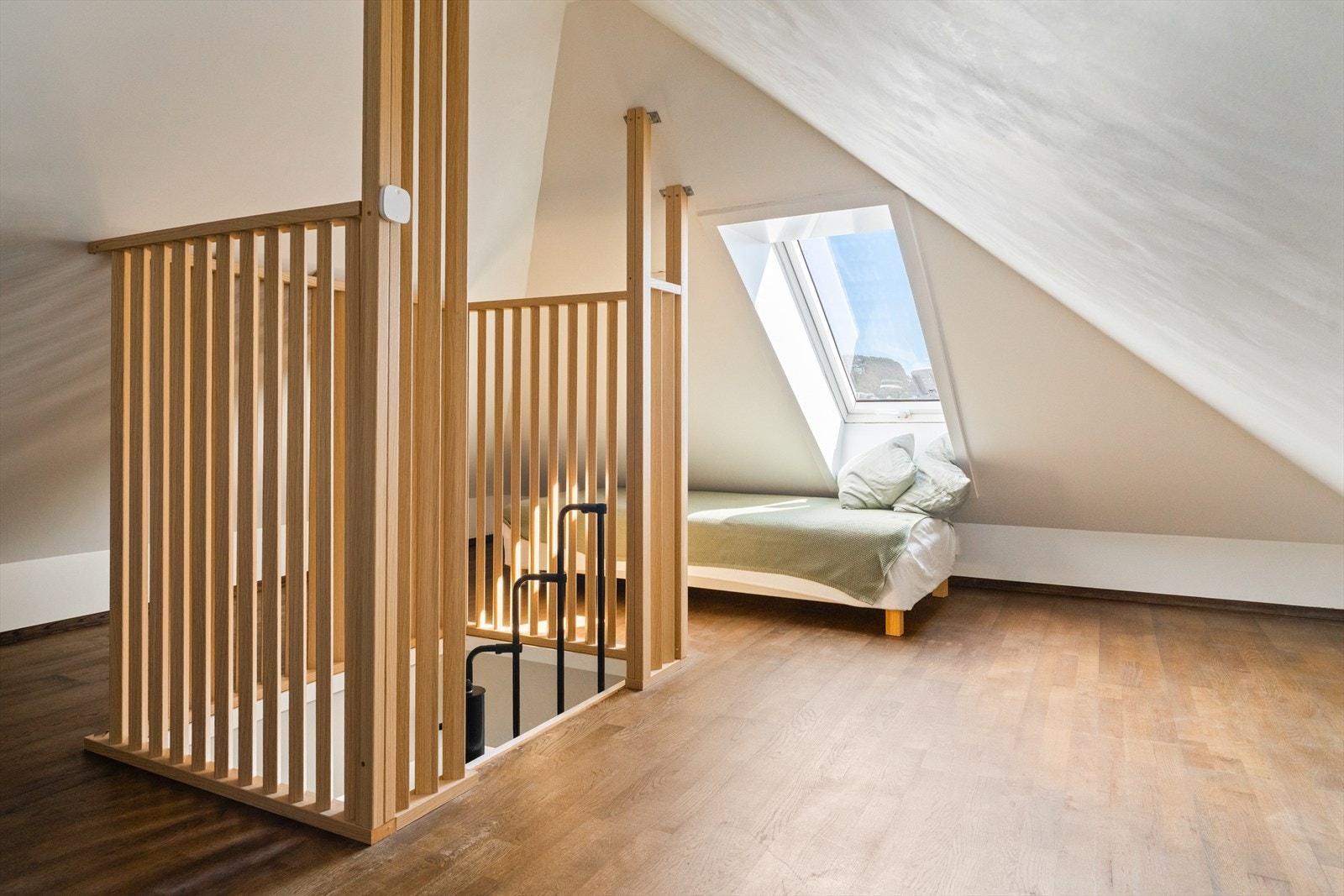 På loftet er det innredet hems med et oppmålt gulvareal på ca. 24 m². Arealet har skråtak og varierende takhøyde, og er innredet med god oppbevaringsplass. (Ikke godkjent som varig oppholdsrom). Galleribilde